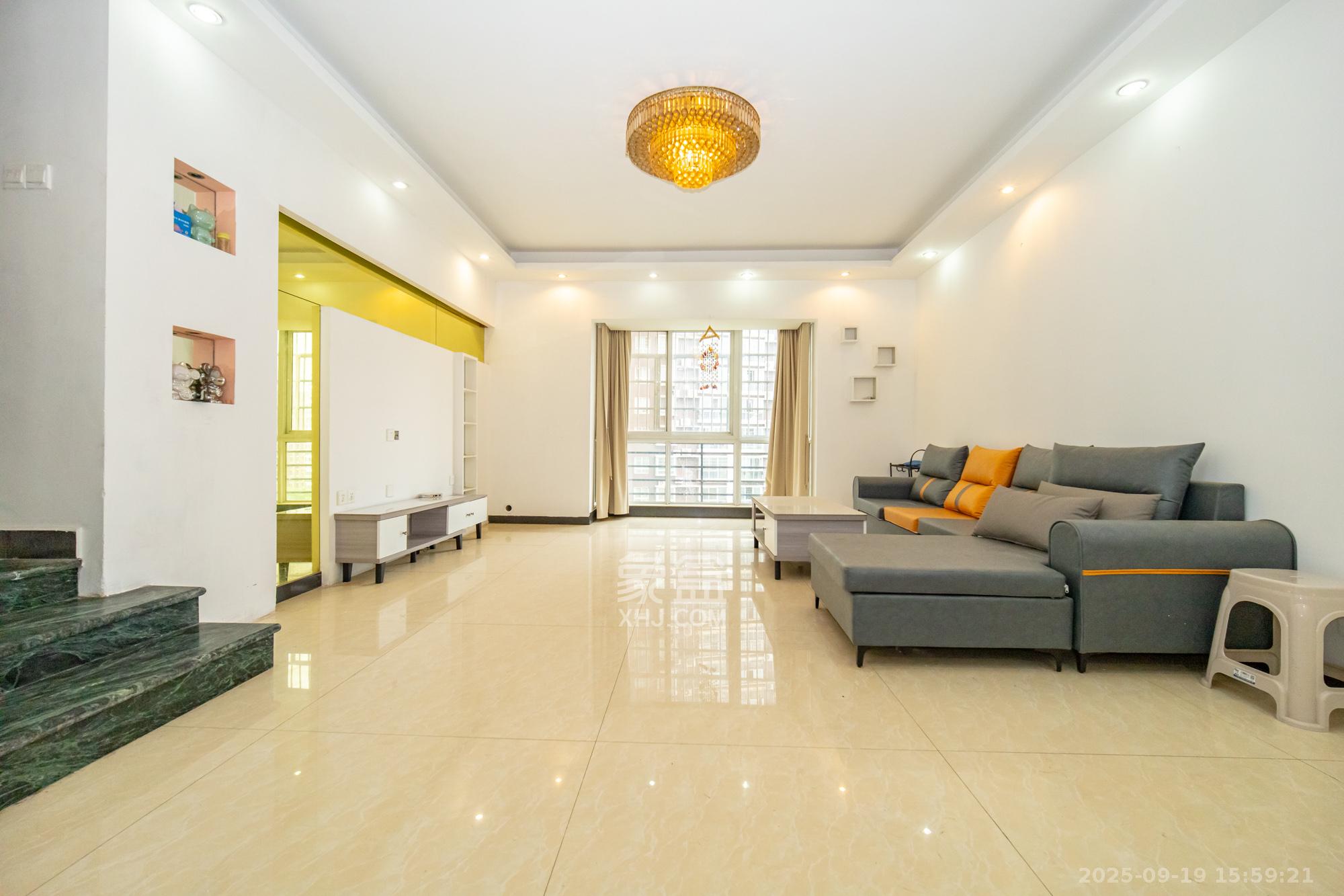 楚天馨苑 3室2厅2卫 68.8万 楚天馨苑 3室2厅2卫 68.8万客厅