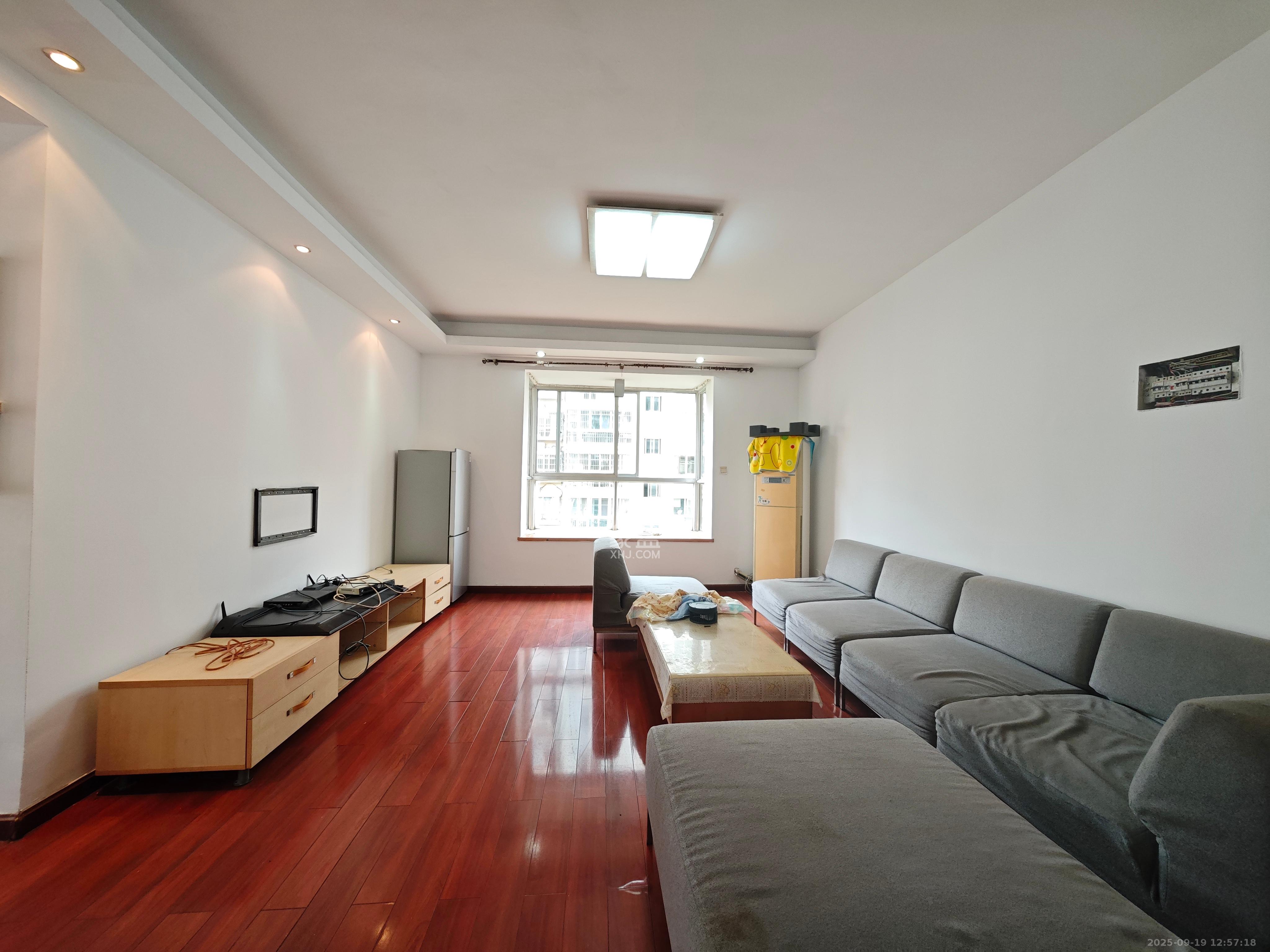 华银园  3室2厅2卫    2500.0元/月室内图