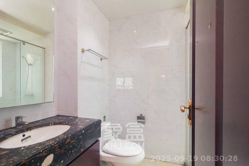 恒大江湾 3室1厅2卫 2200.0元/月 恒大江湾 3室1厅2卫 2200.0元/月室内图