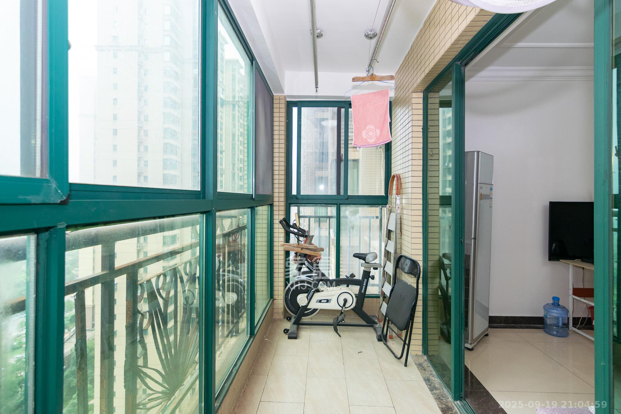 富基世纪公园  3室2厅1卫    53.0万阳台