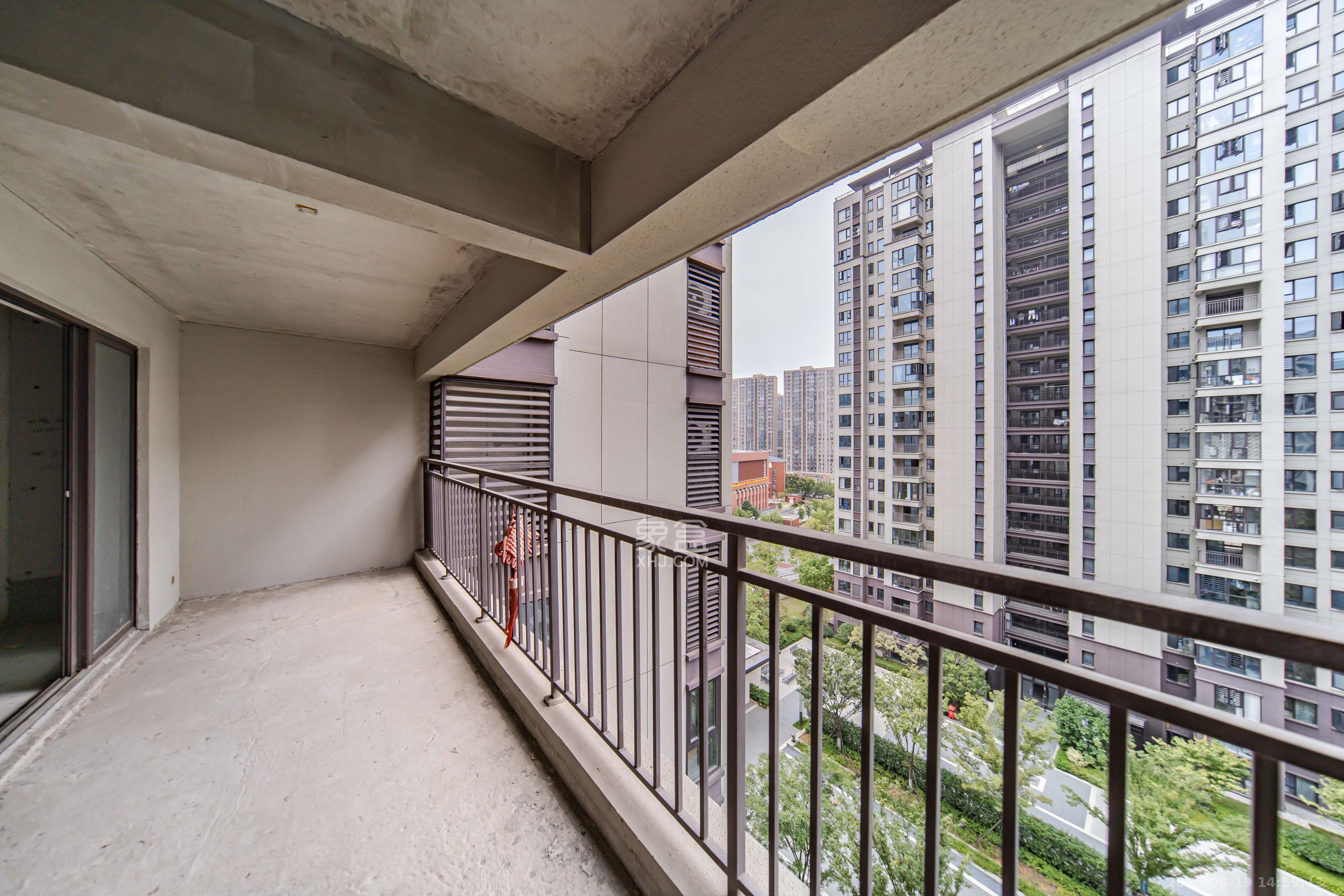 城发恒伟星雅韵(恒伟星辉苑) 4室2厅2卫 188.0万 城发恒伟星雅韵(恒伟星辉苑) 4室2厅2卫 188.0万阳台