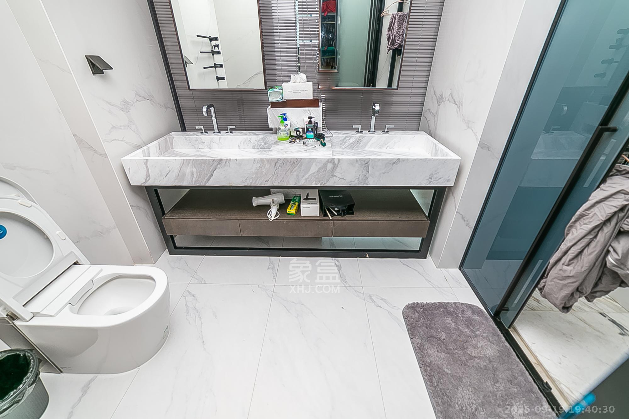 万科紫台 4室2厅3卫 330.0万 万科紫台 4室2厅3卫 330.0万卫生间