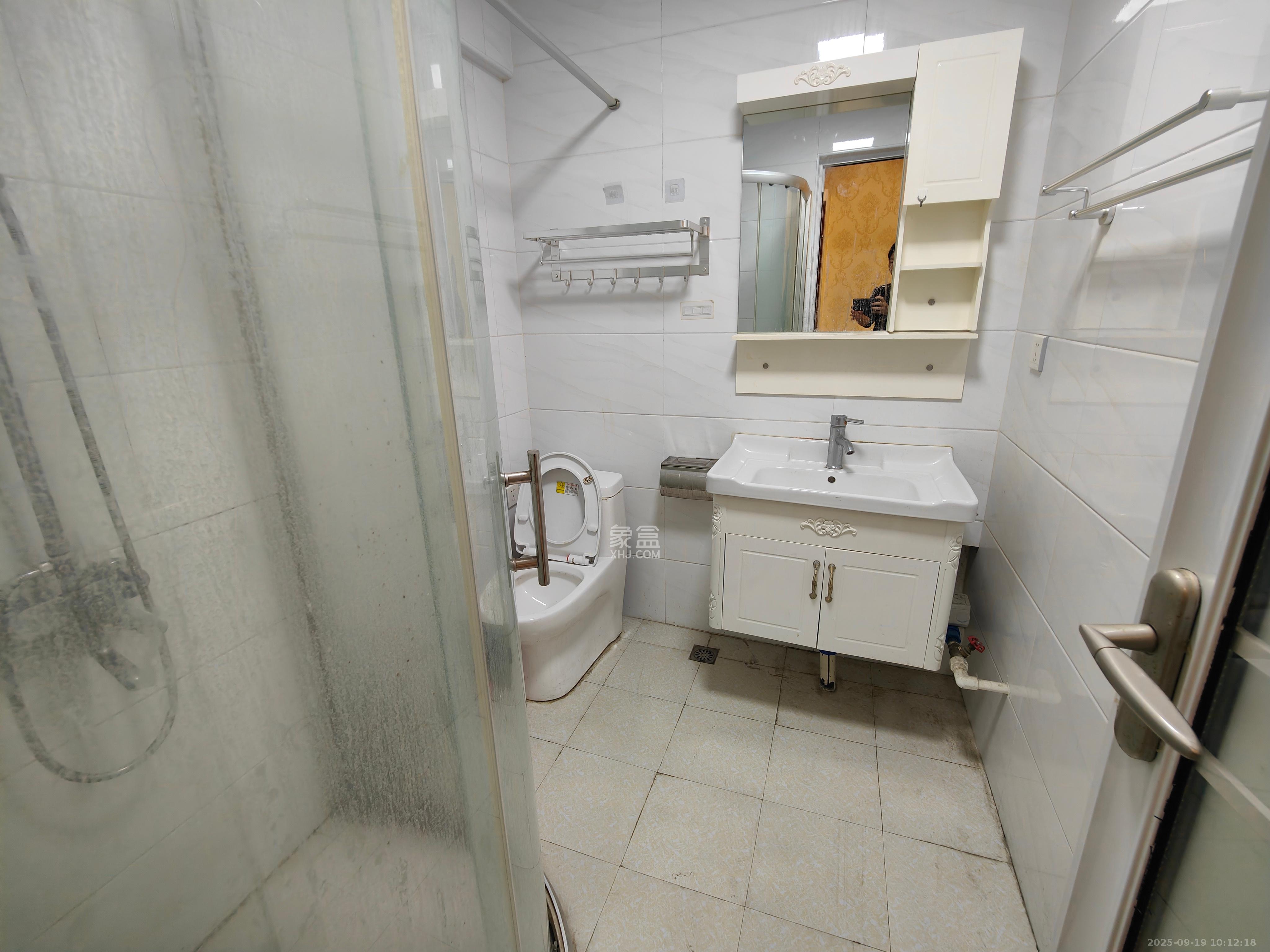 东怡外国（南湖一号)  1室1厅1卫    2400.0元/月室内图