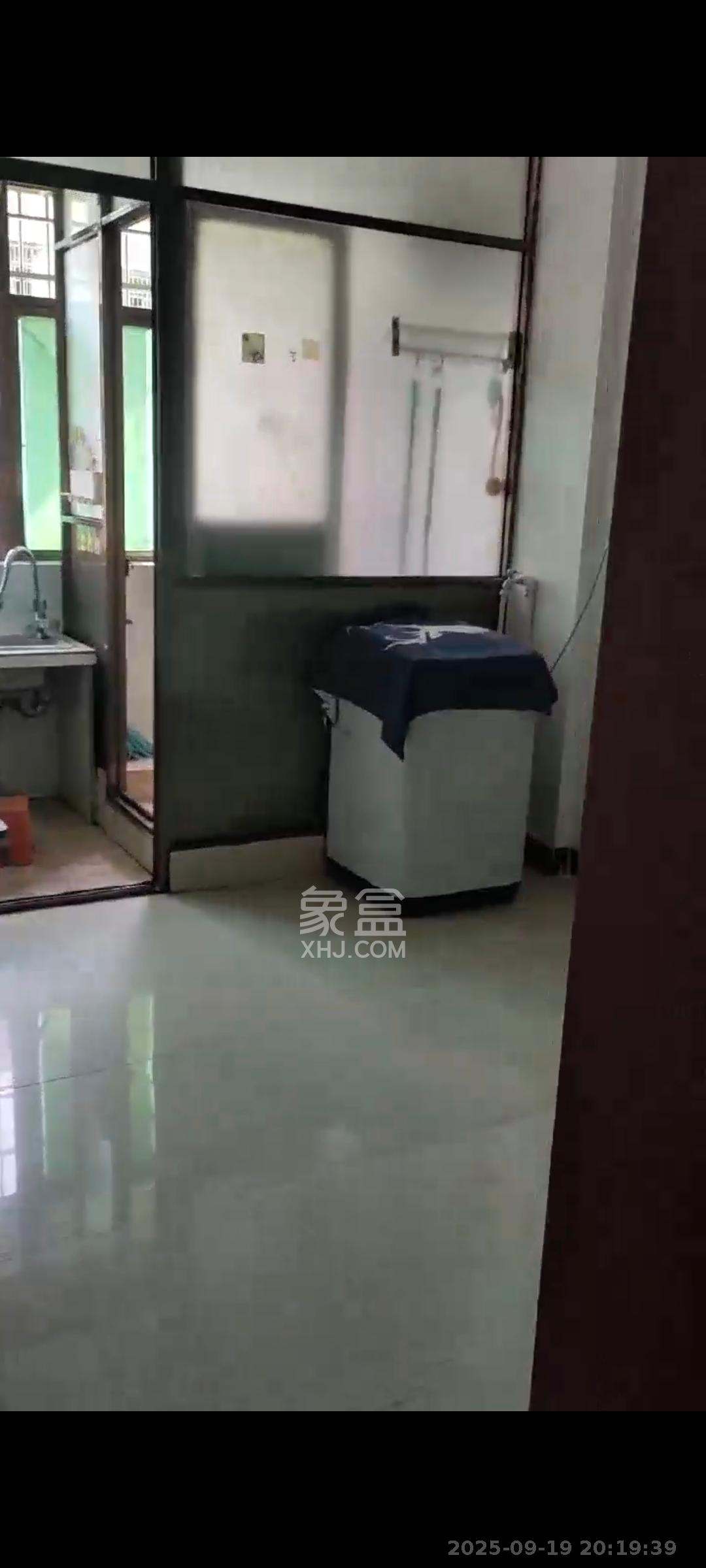 高岭小区 1室1厅1卫 1200.0元/月 高岭小区 1室1厅1卫 1200.0元/月室内图