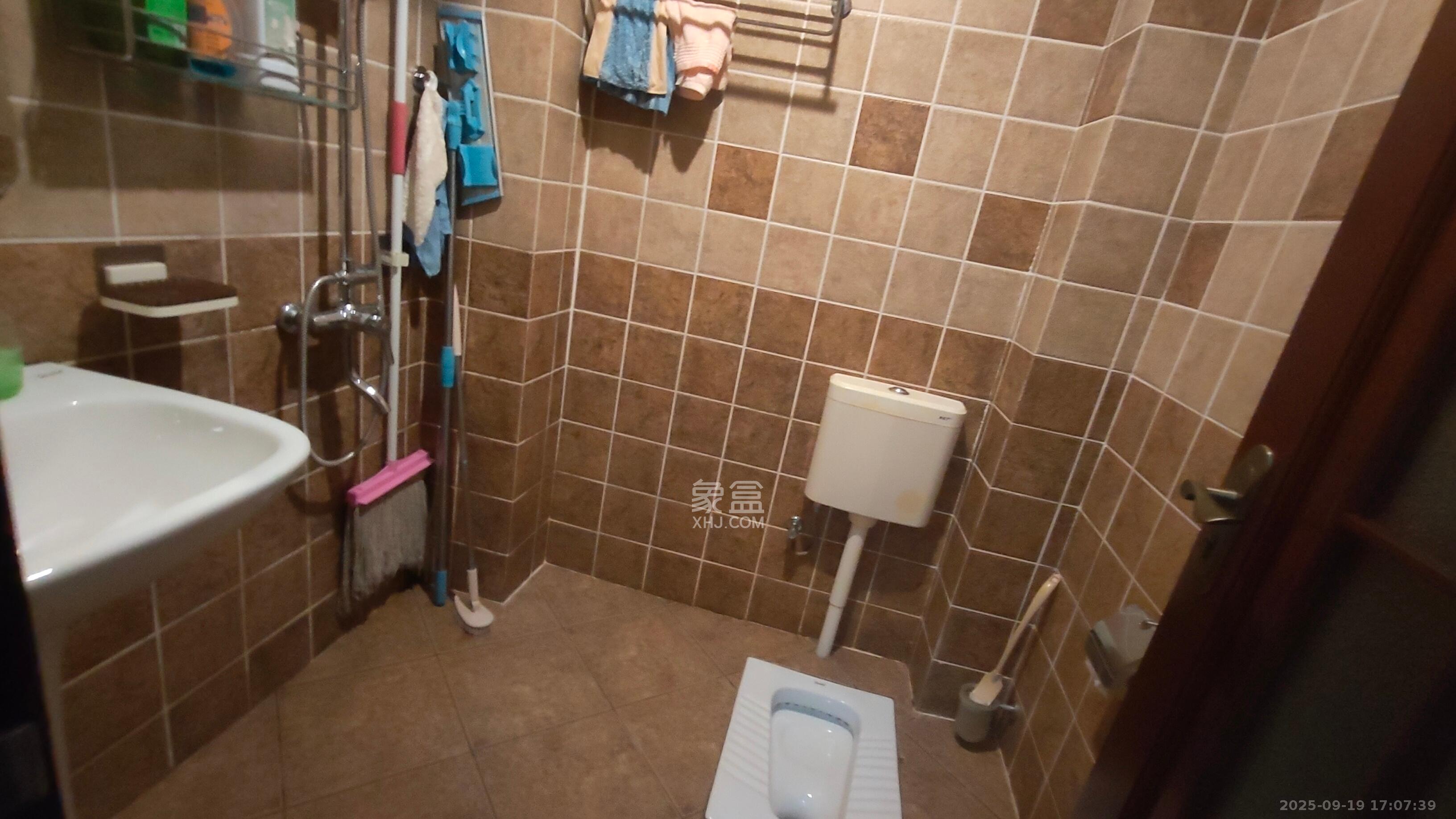 阳光100三期 1室2厅2卫 5000.0元/月 阳光100三期 1室2厅2卫 5000.0元/月室内图