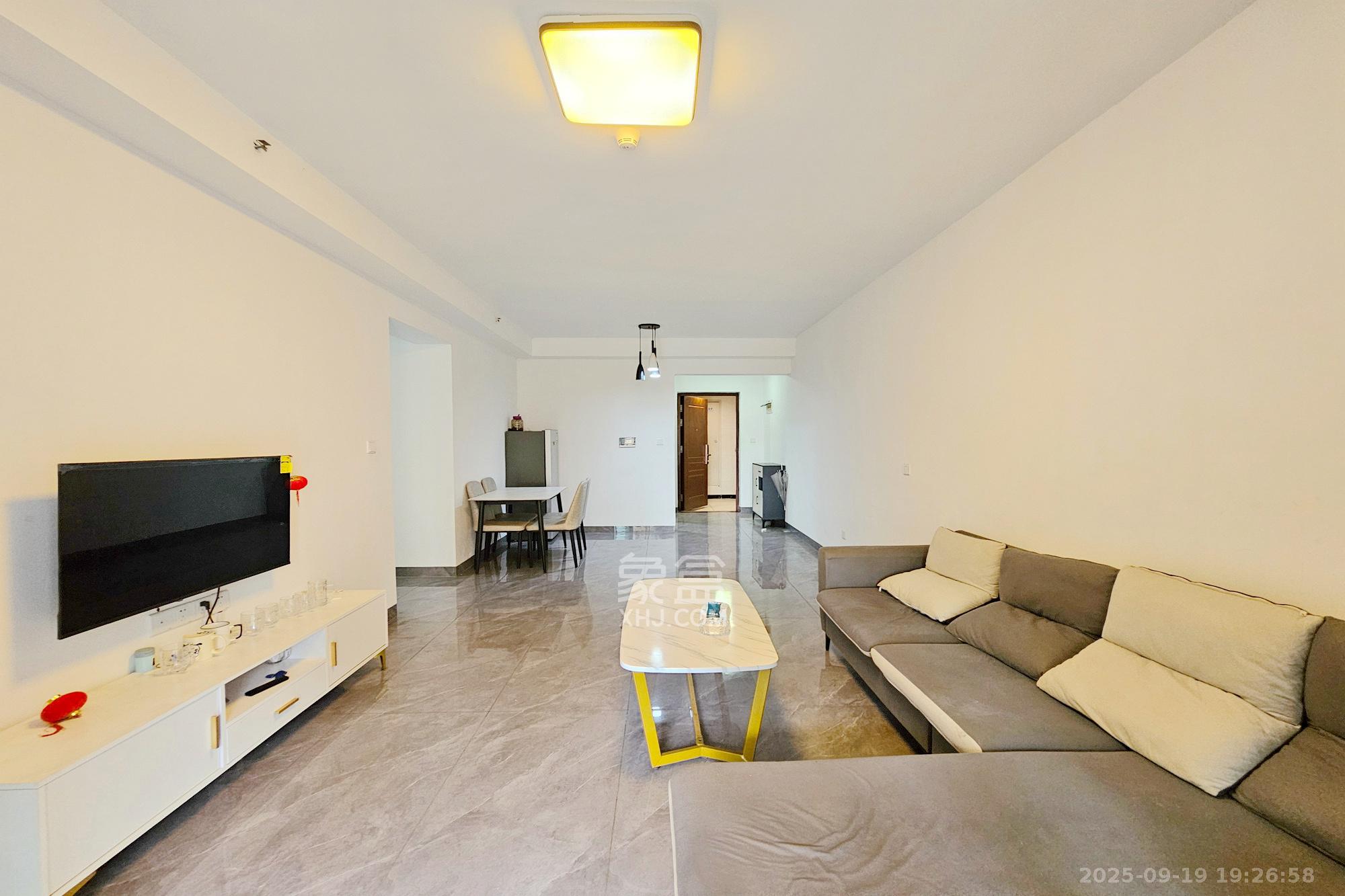 阳光城尚东湾凌云府 3室2厅2卫 115.8万 阳光城尚东湾凌云府 3室2厅2卫 115.8万客厅