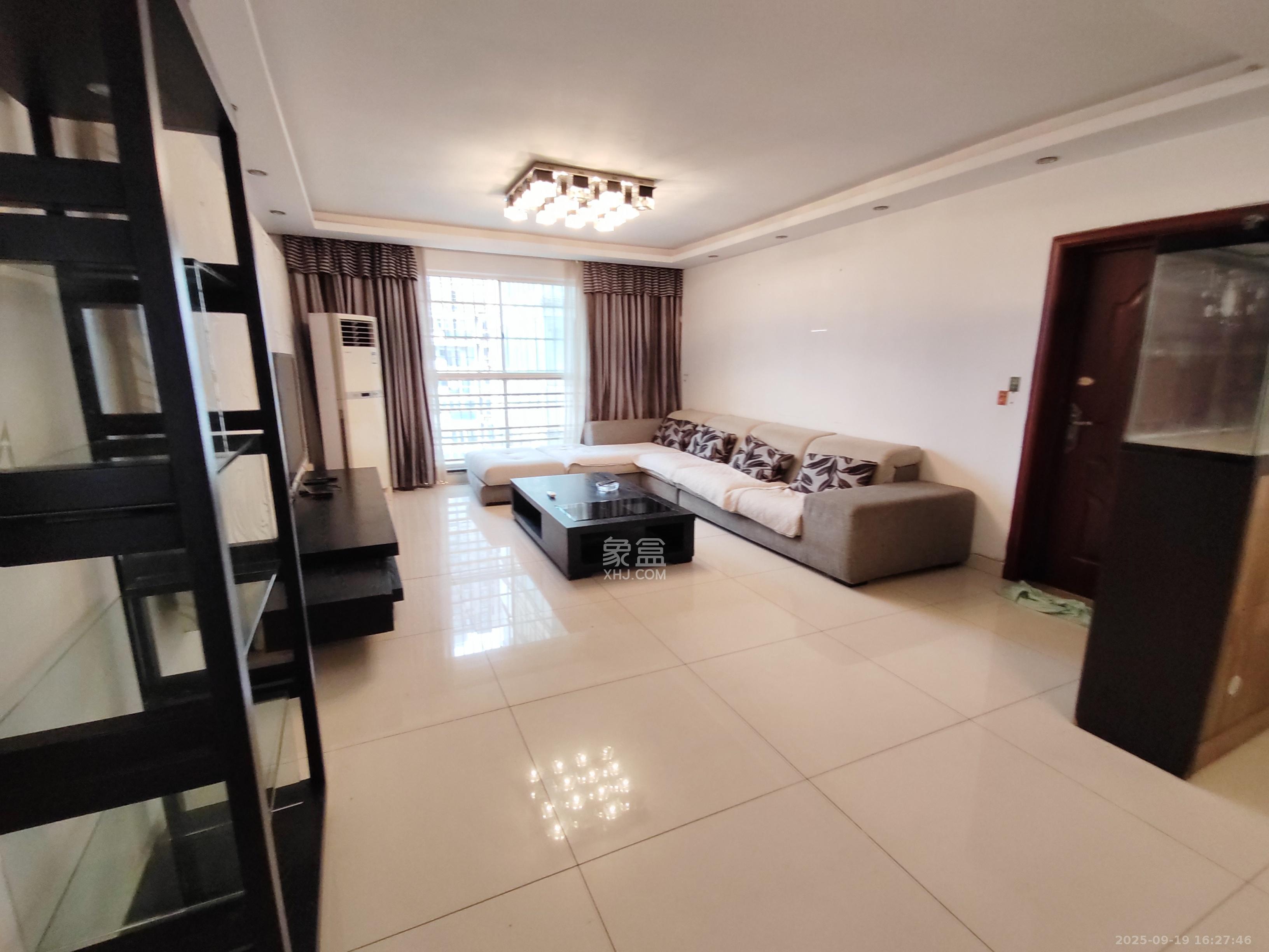 晶华美地  5室2厅2卫    2100.0元/月室内图