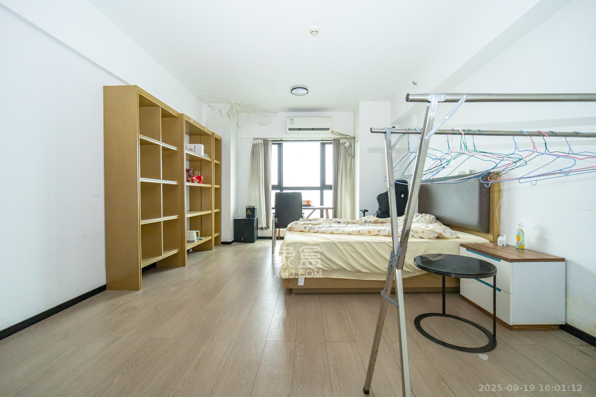 金科时代中心  1室1厅1卫    15.0万 金科时代中心  1室1厅1卫    15.0万客厅