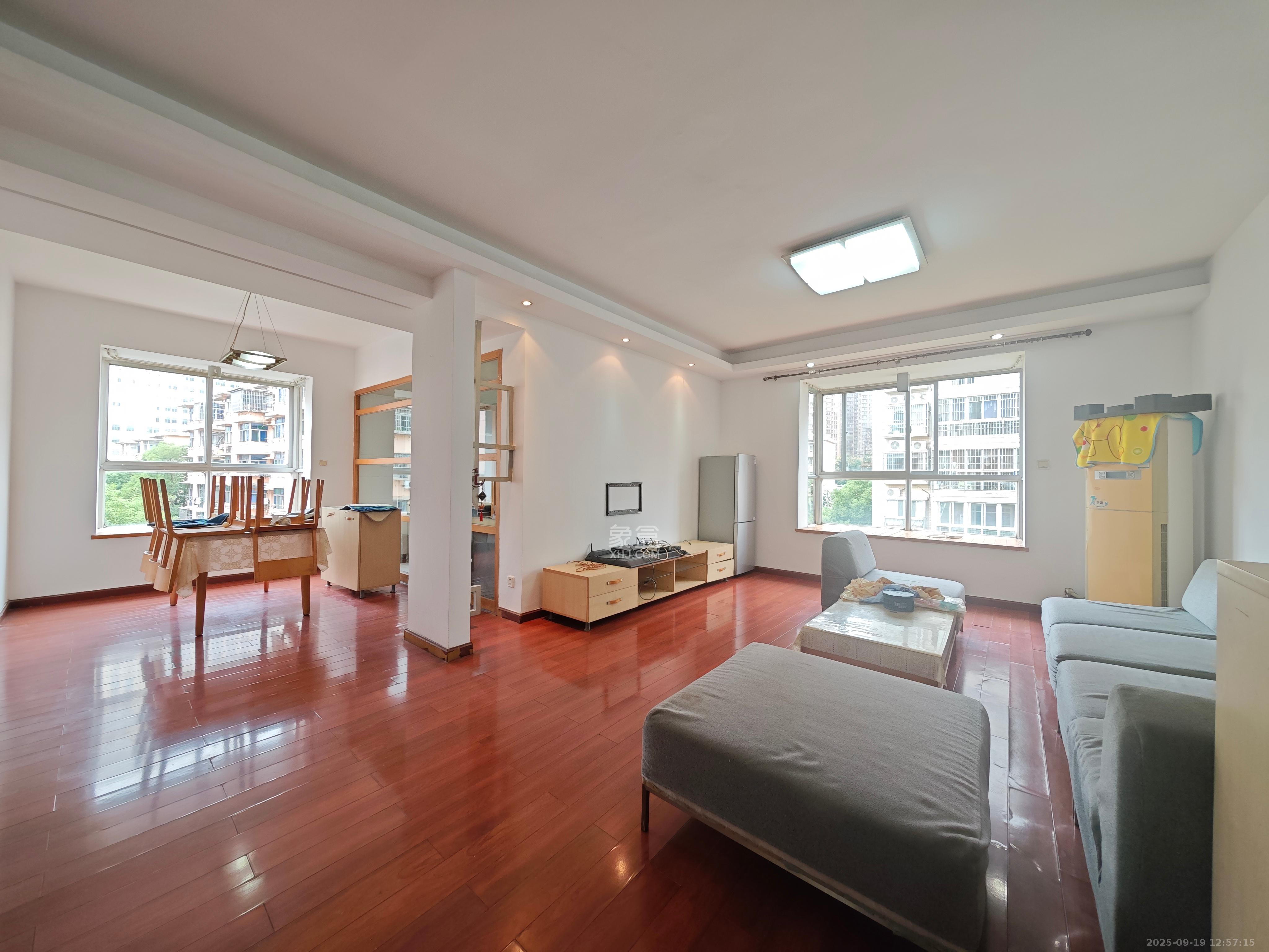 华银园  3室2厅2卫    2500.0元/月室内图