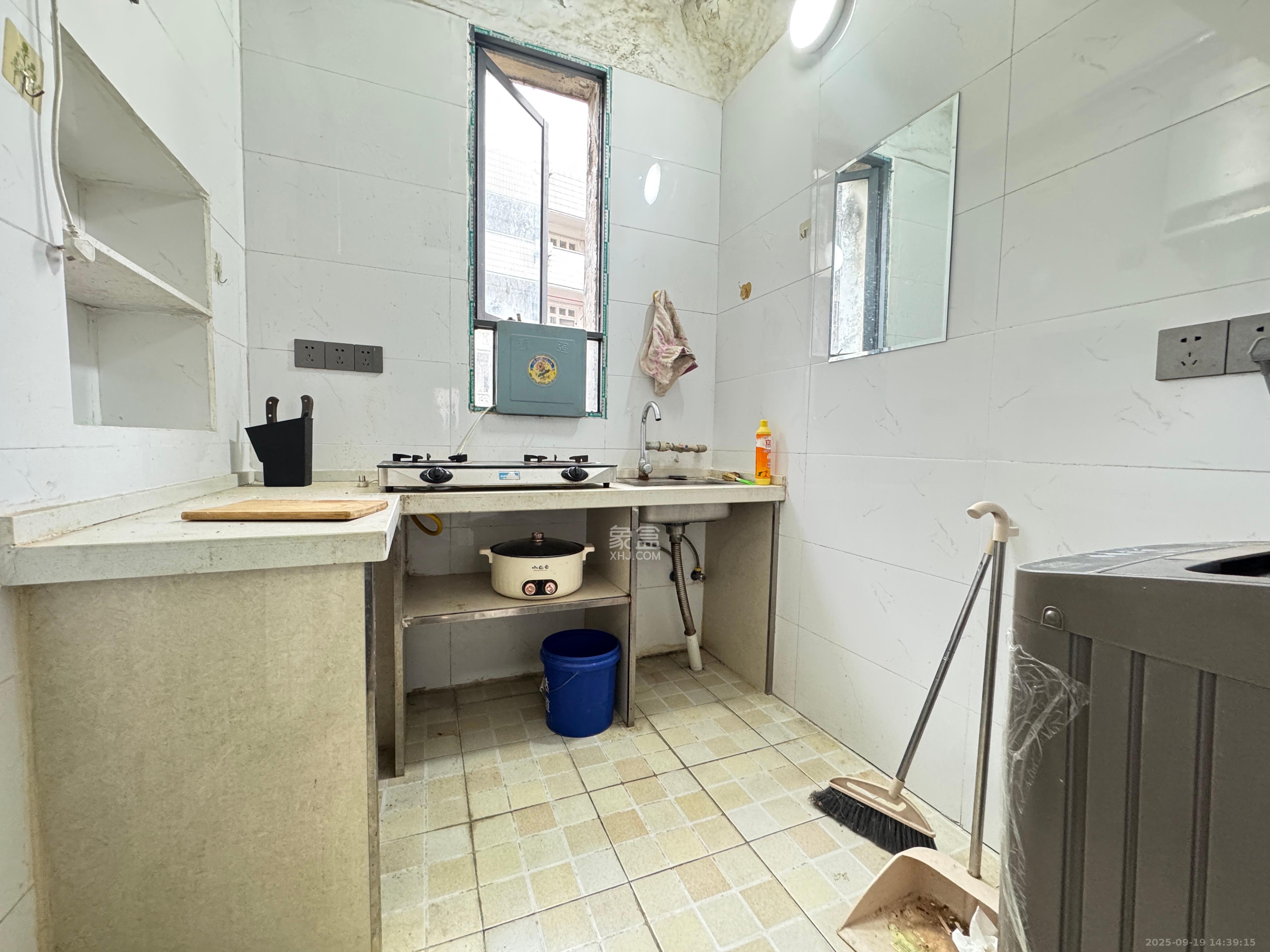 识字里社区 1室1厅1卫 1300.0元/月 识字里社区 1室1厅1卫 1300.0元/月室内图