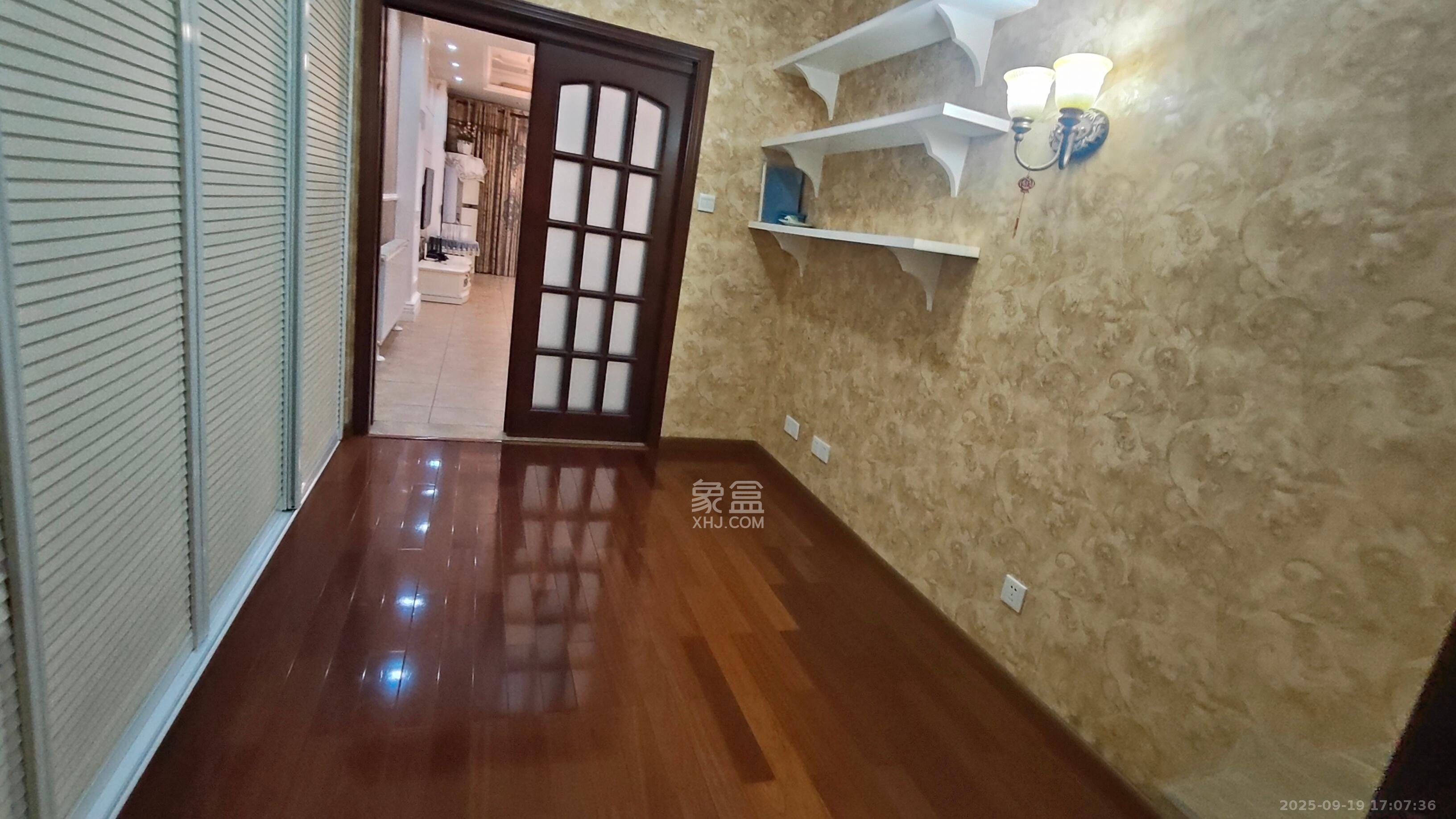 阳光100三期  1室2厅2卫    5000.0元/月室内图