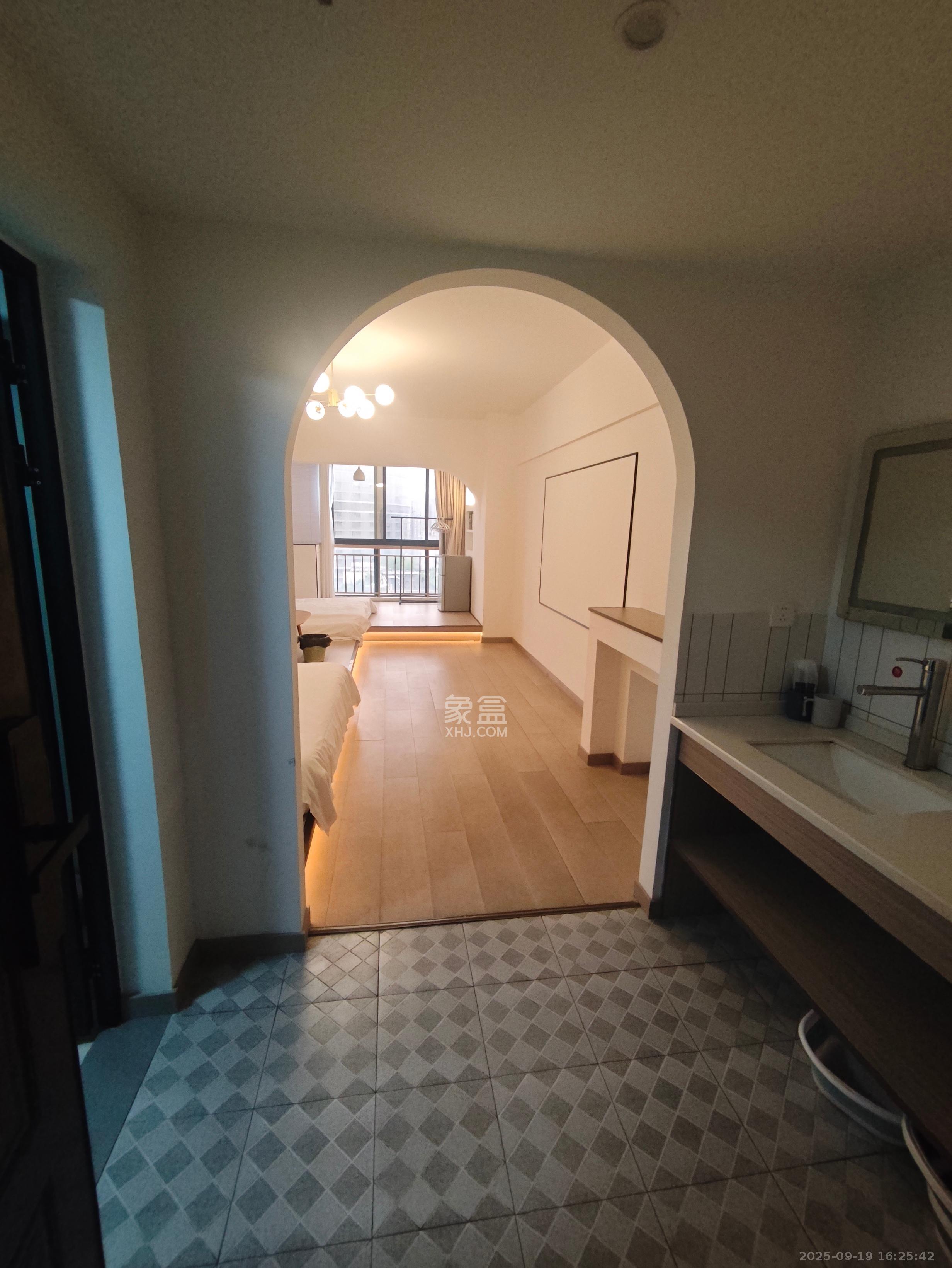 七彩丽都  1室1厅1卫    1980.0元/月室内图