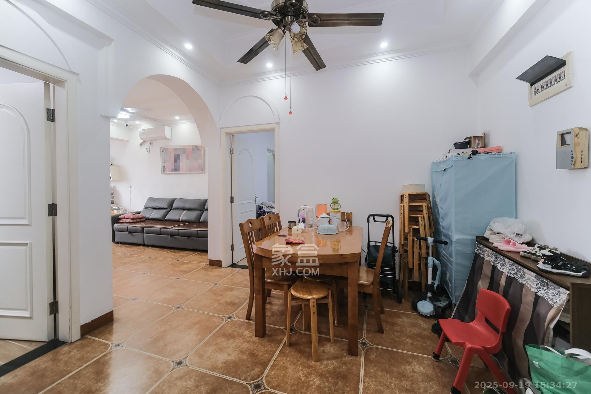 红树湾 3室2厅1卫 55.0万 红树湾 3室2厅1卫 55.0万客厅