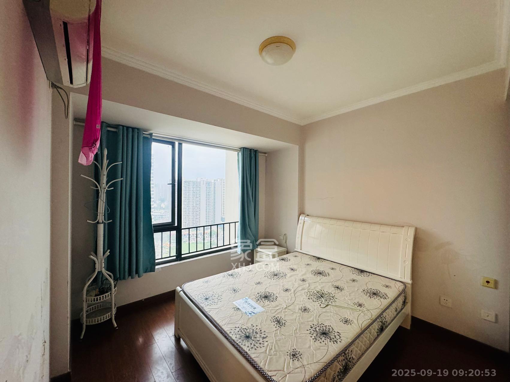 万科金域华府三四期  3室2厅1卫    2400.0元/月室内图