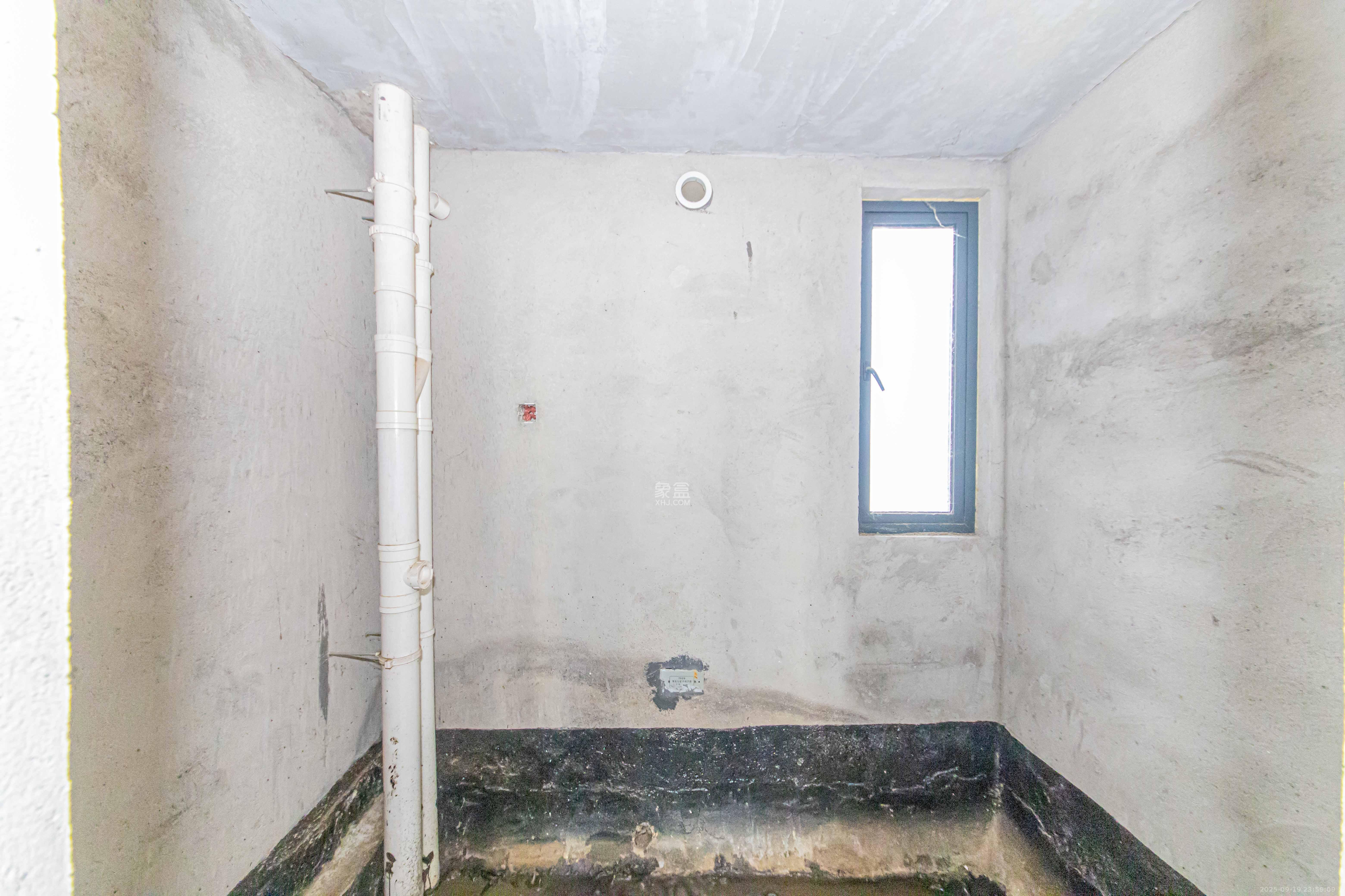 和泓融成府  4室2厅2卫    85.0万卫生间