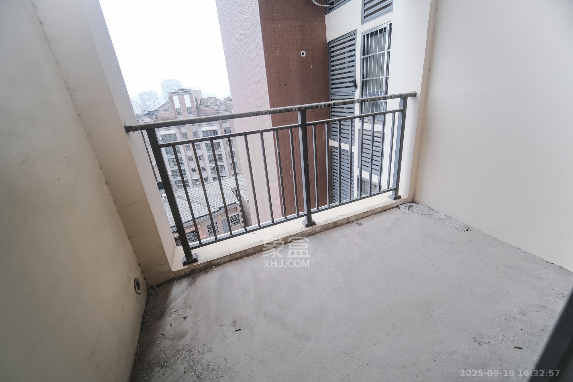 山水湾 1室0厅0卫 83.0万 山水湾 1室0厅0卫 83.0万阳台