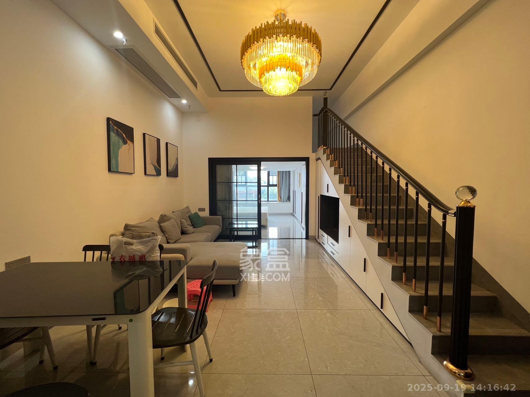 荣悦台 2室1厅1卫 2700.0元/月 荣悦台 2室1厅1卫 2700.0元/月室内图