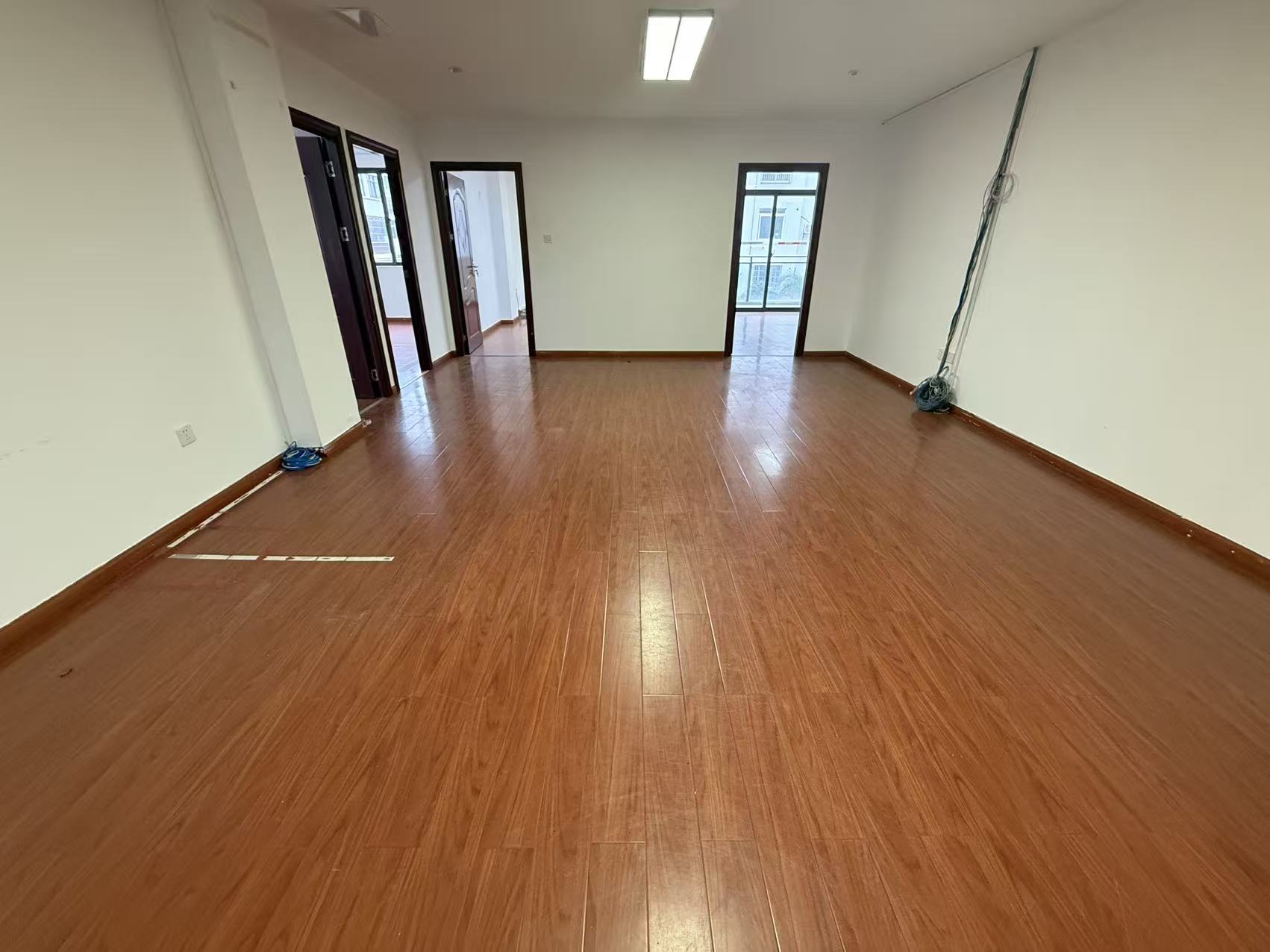 顺发新村 4室2厅2卫 4500.0元/月 顺发新村 4室2厅2卫 4500.0元/月室内图