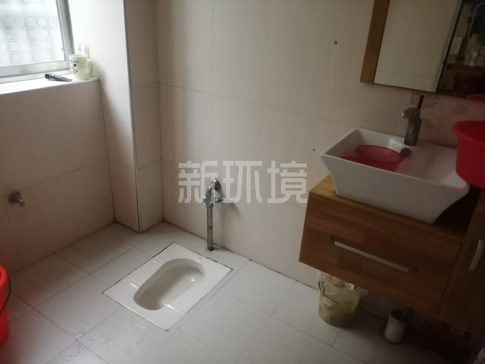 阳光别墅  6室2厅2卫   158.00万客厅