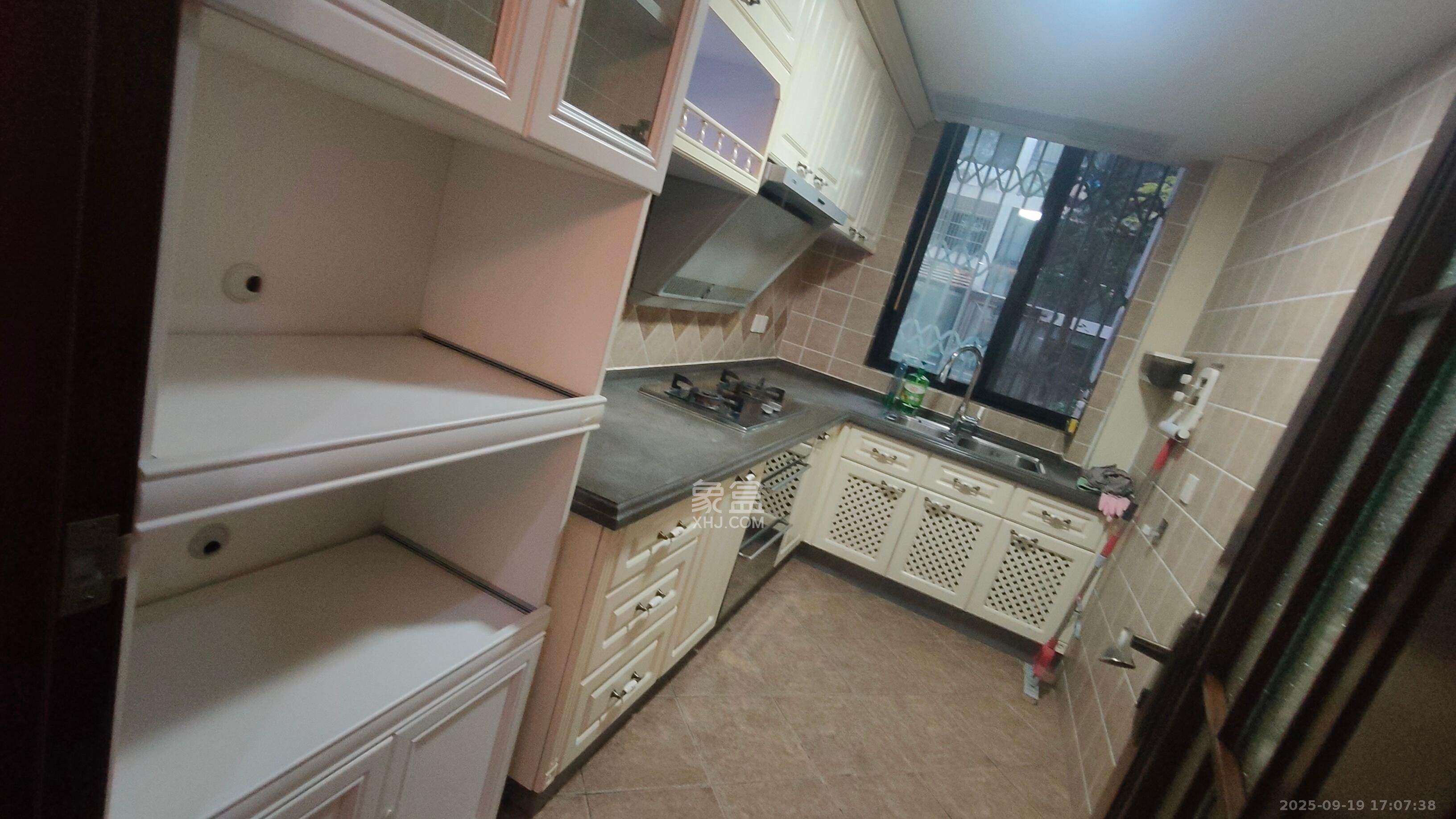 阳光100三期  1室2厅2卫    5000.0元/月室内图