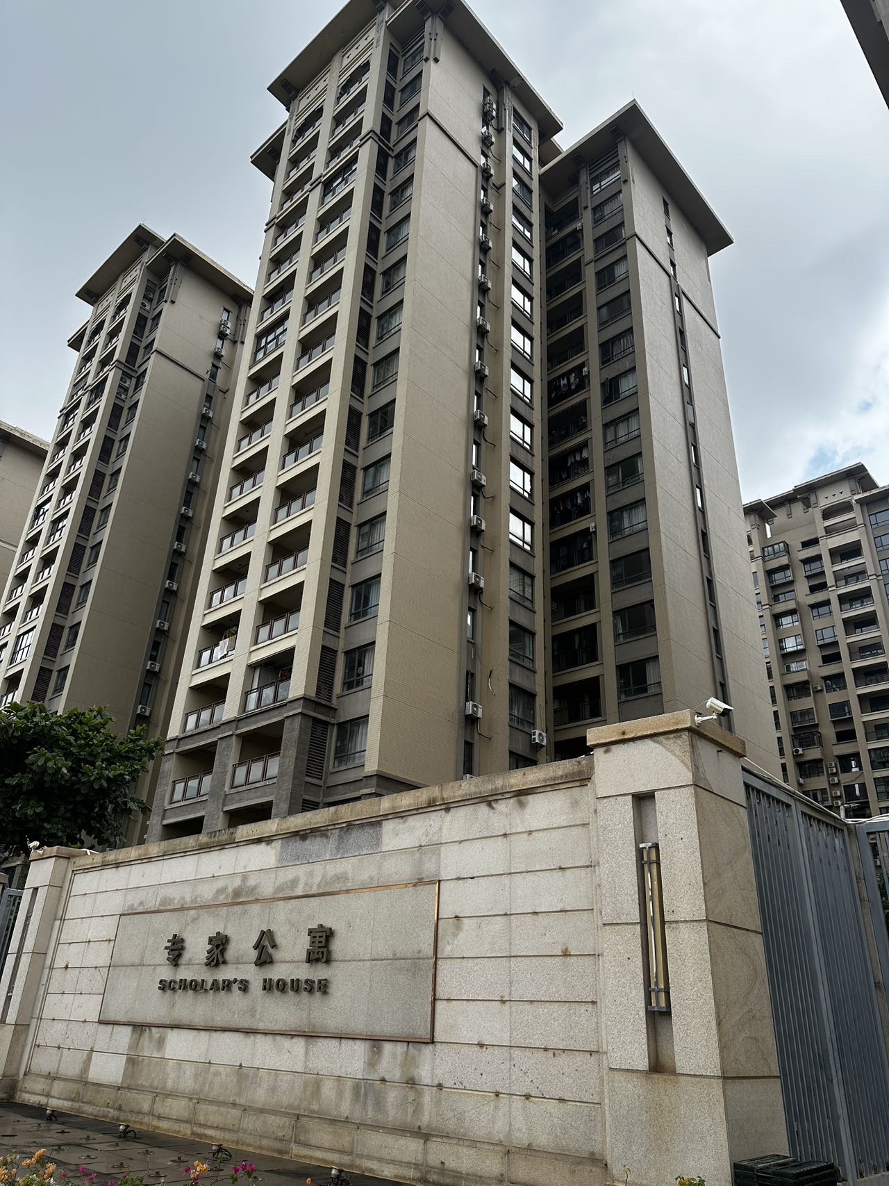 专家公寓  3室2厅1卫    129.0万客厅