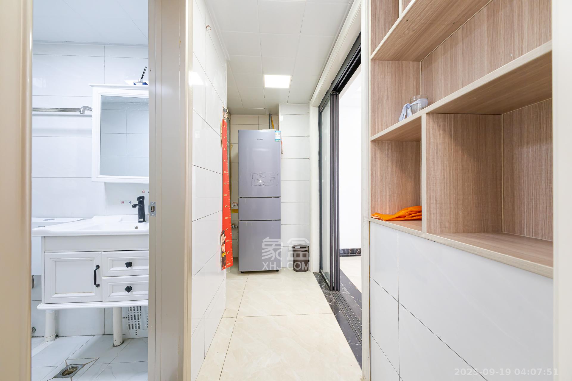 明发国际城  3室2厅1卫    79.8万客厅