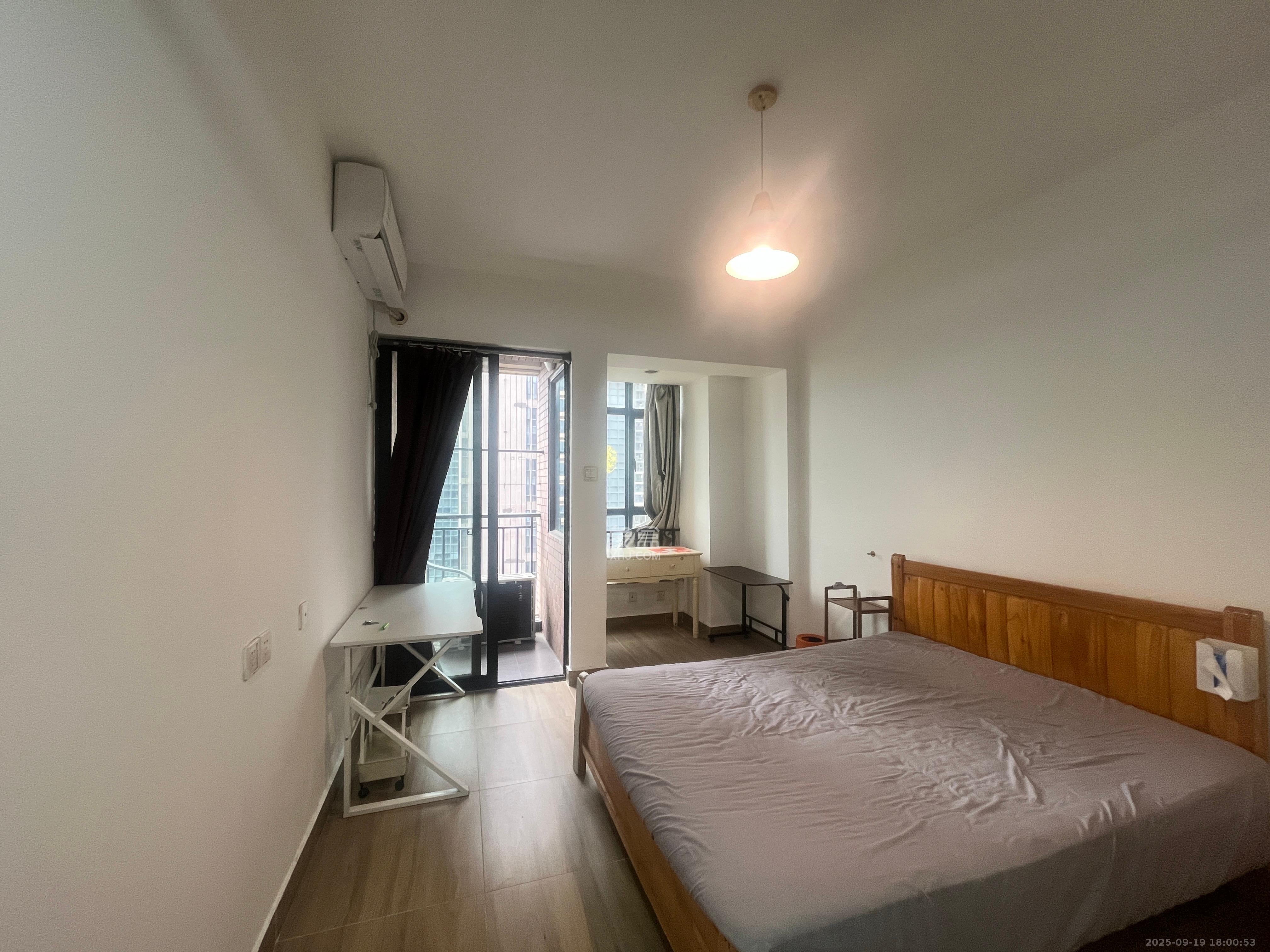 华润凤凰城一期  1室1厅1卫    1300.0元/月 华润凤凰城一期  1室1厅1卫    1300.0元/月室内图