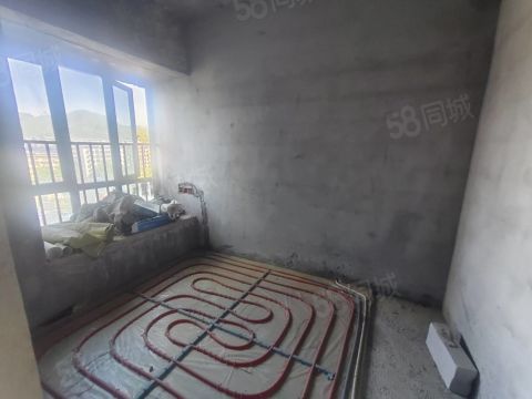 中天鹭鸶湾龙庭二期  4室2厅2卫    66.0万客厅