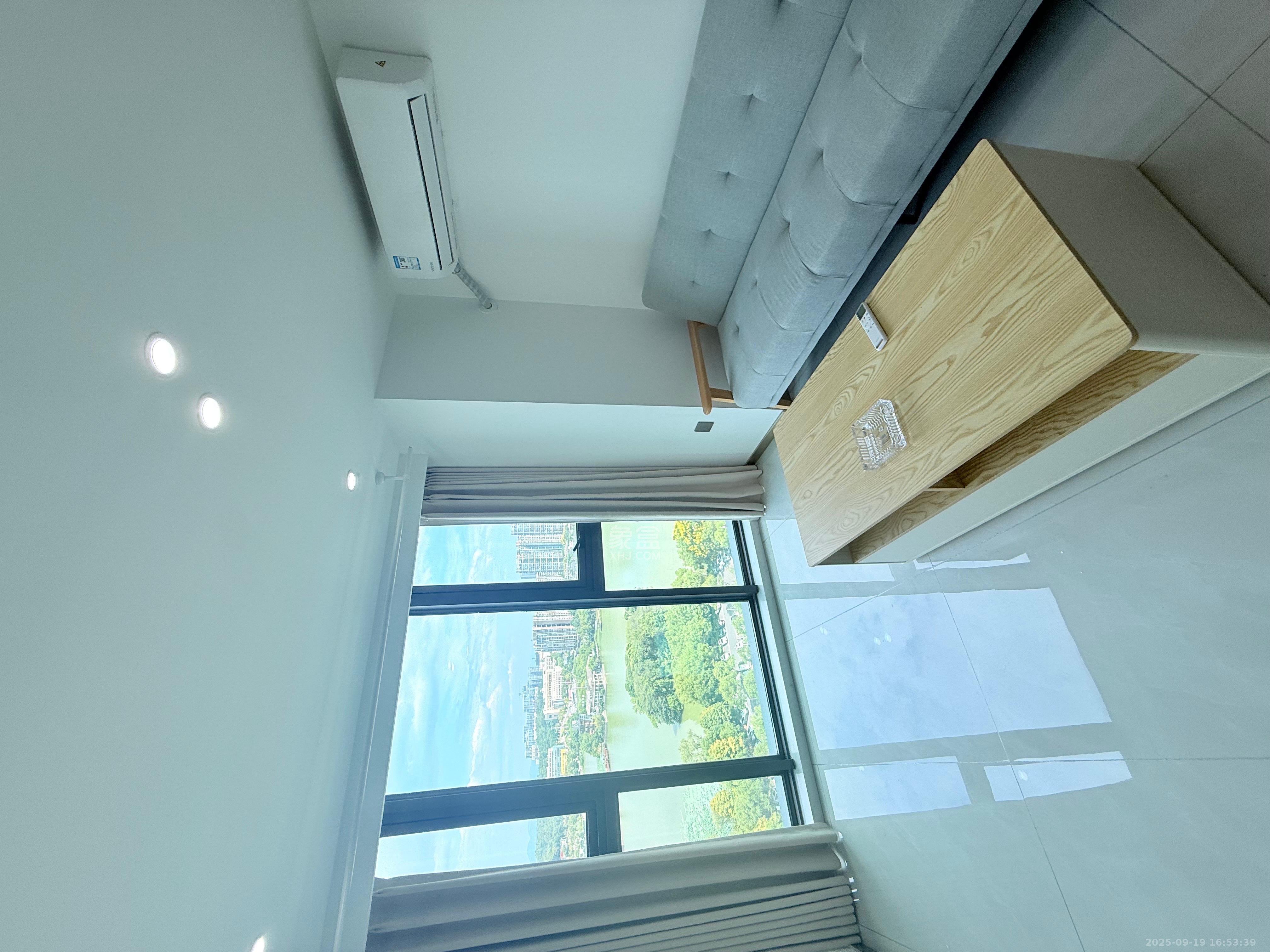 绿地V岛  1室0厅0卫   2300.00元/月