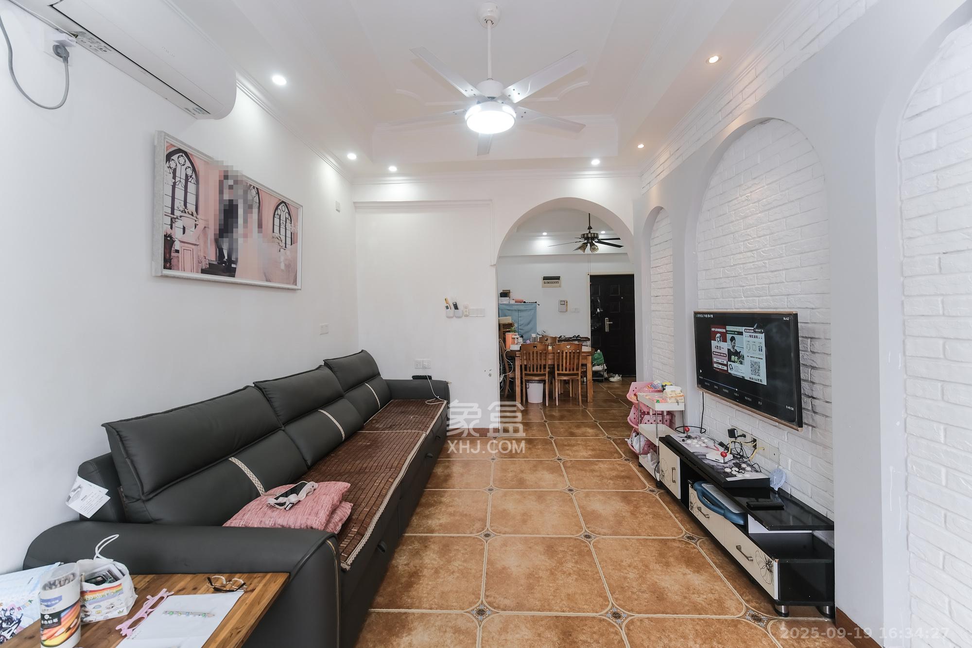 红树湾 3室2厅1卫 55.0万 红树湾 3室2厅1卫 55.0万客厅