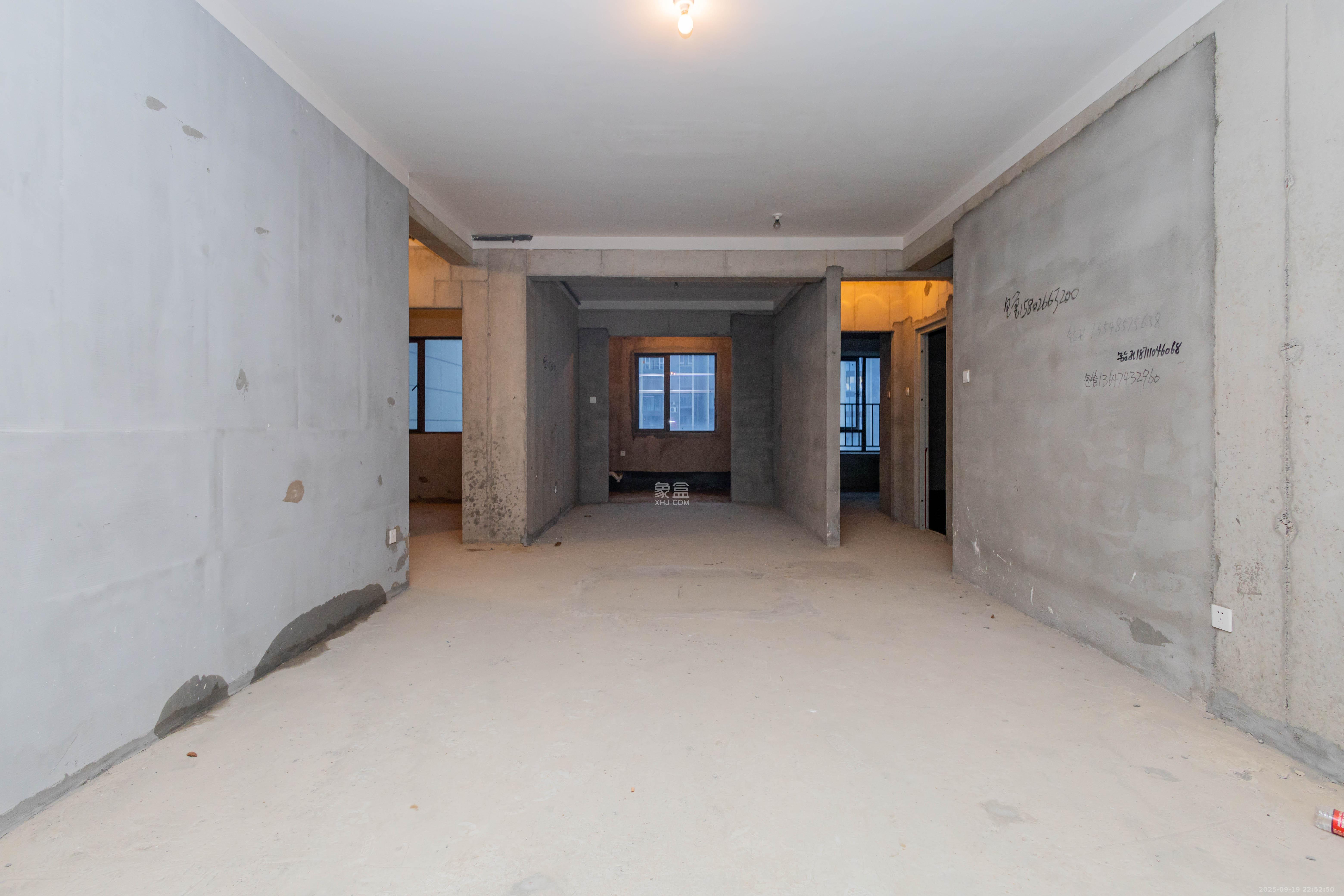 湘域芯城一期  3室2厅2卫    111.0万 湘域芯城一期  3室2厅2卫    111.0万客厅