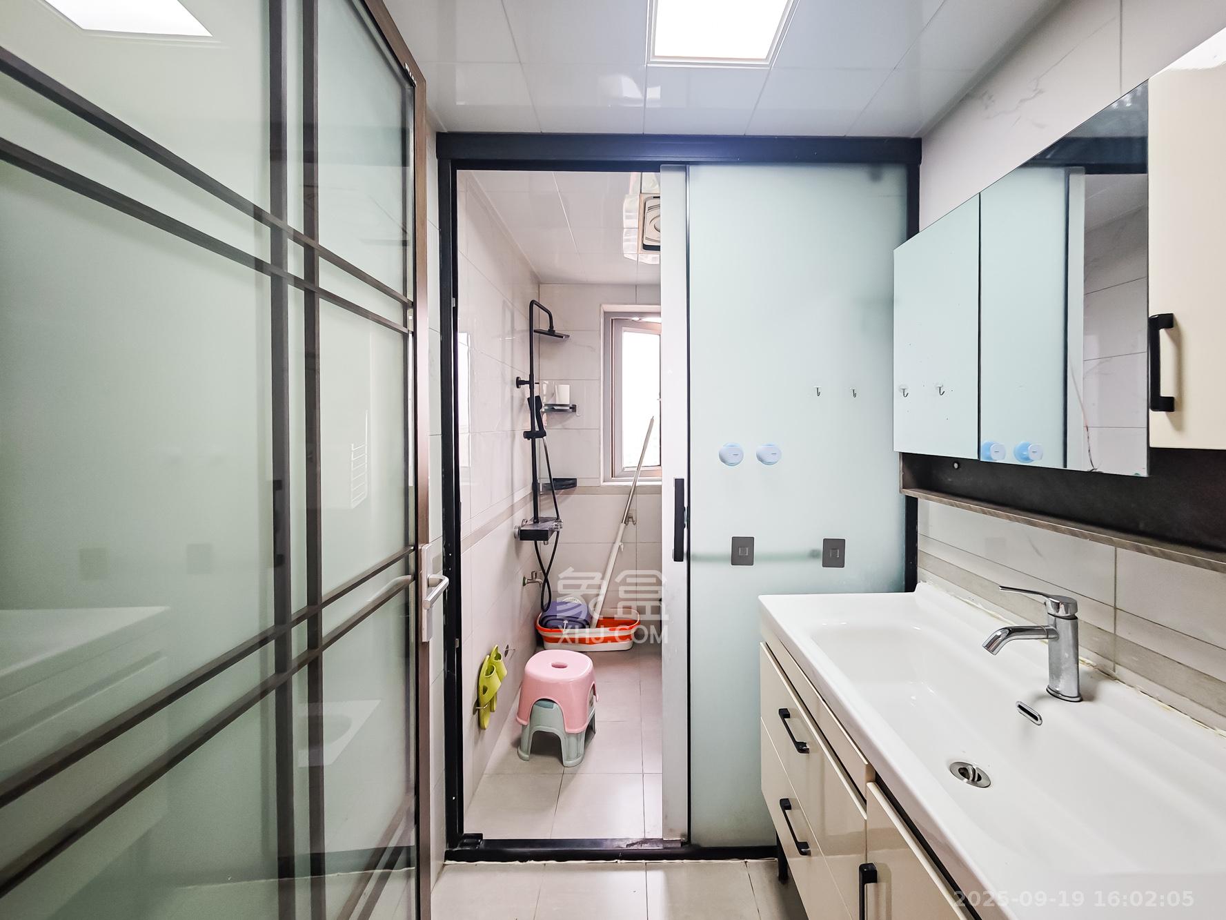 钱隆世家 4室2厅2卫 110.0万 钱隆世家 4室2厅2卫 110.0万卫生间