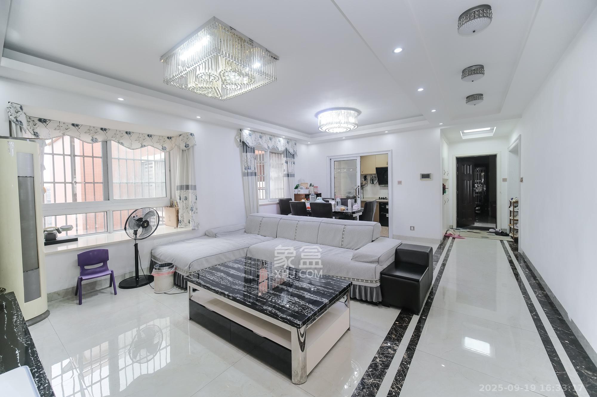 山水湾  3室2厅2卫    68.8万客厅