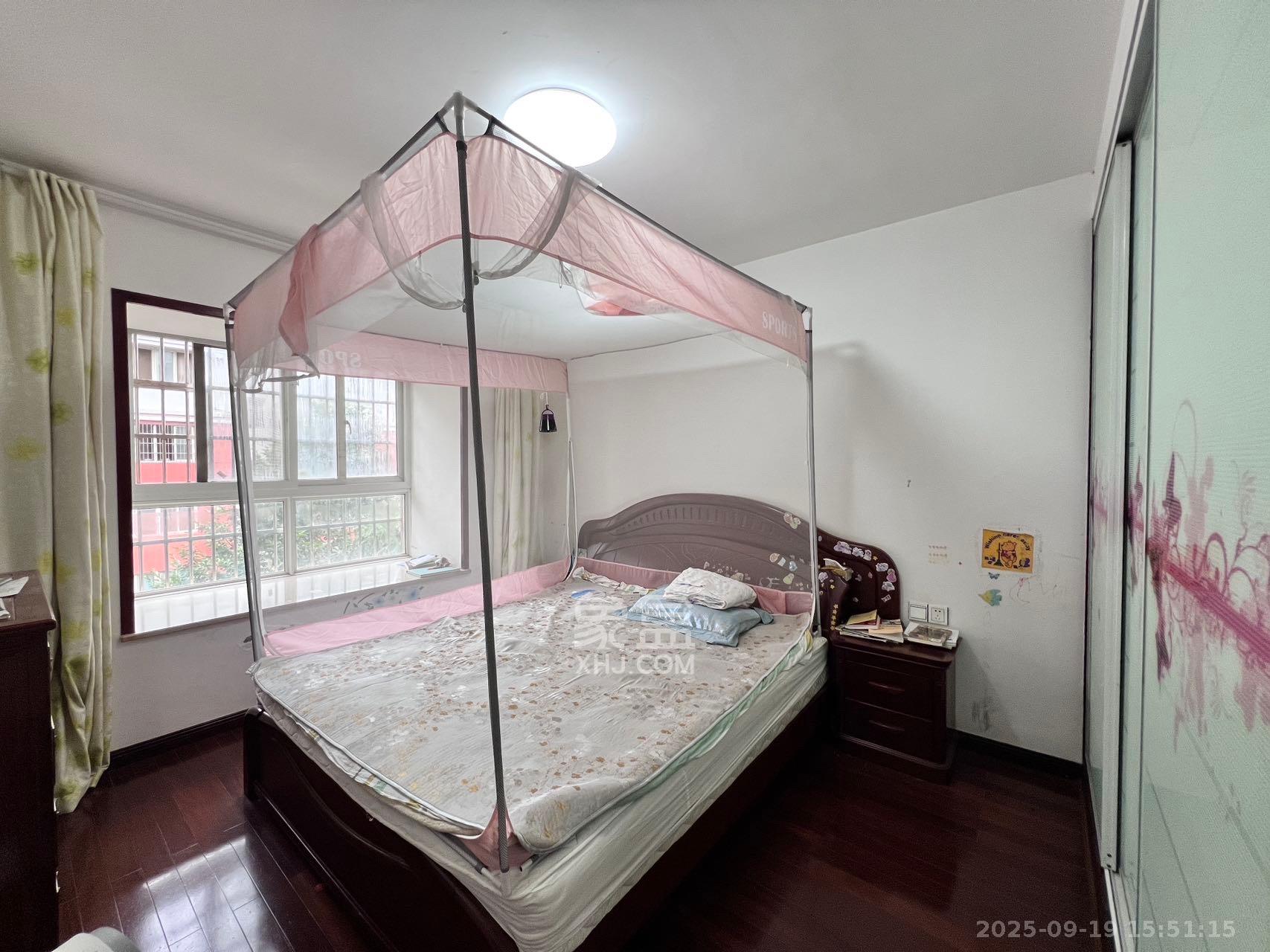 学府华庭  4室2厅2卫    2500.0元/月室内图