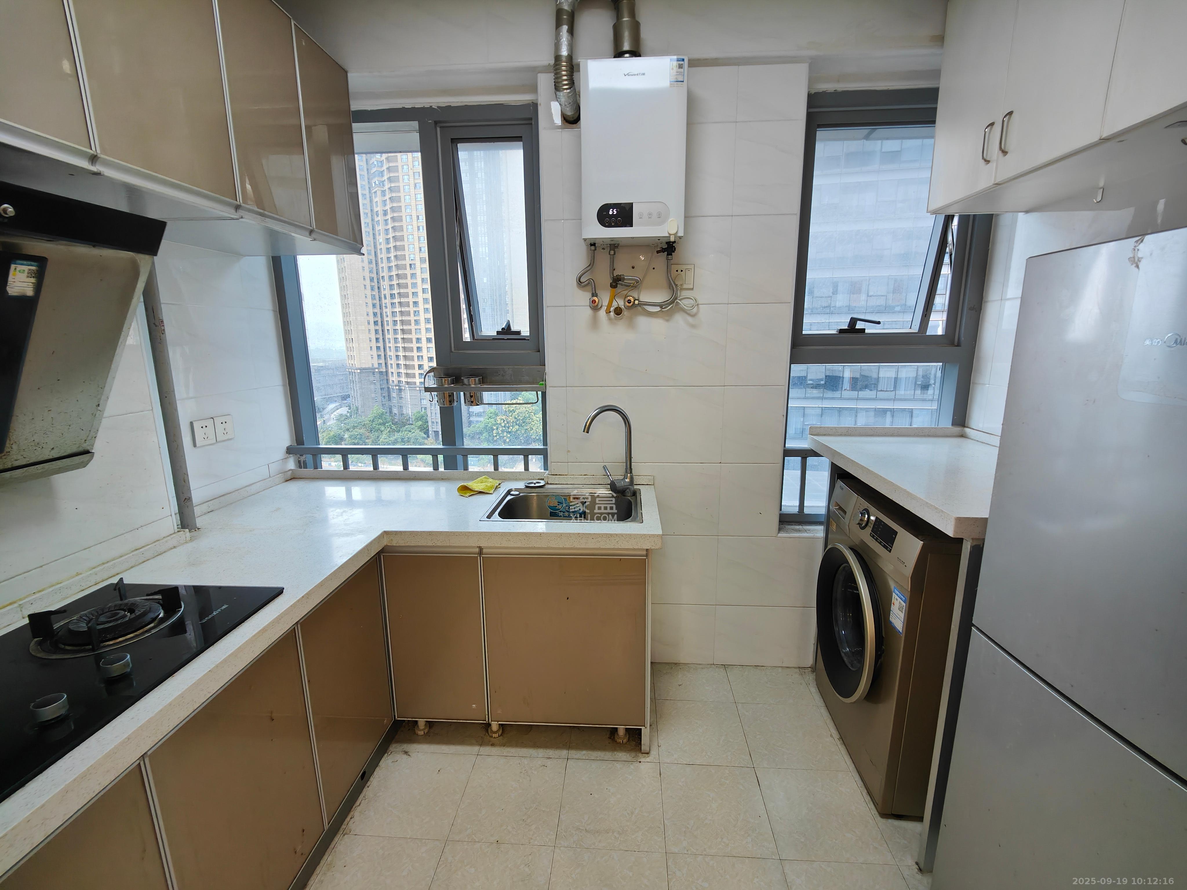 东怡外国（南湖一号)  1室1厅1卫    2400.0元/月室内图