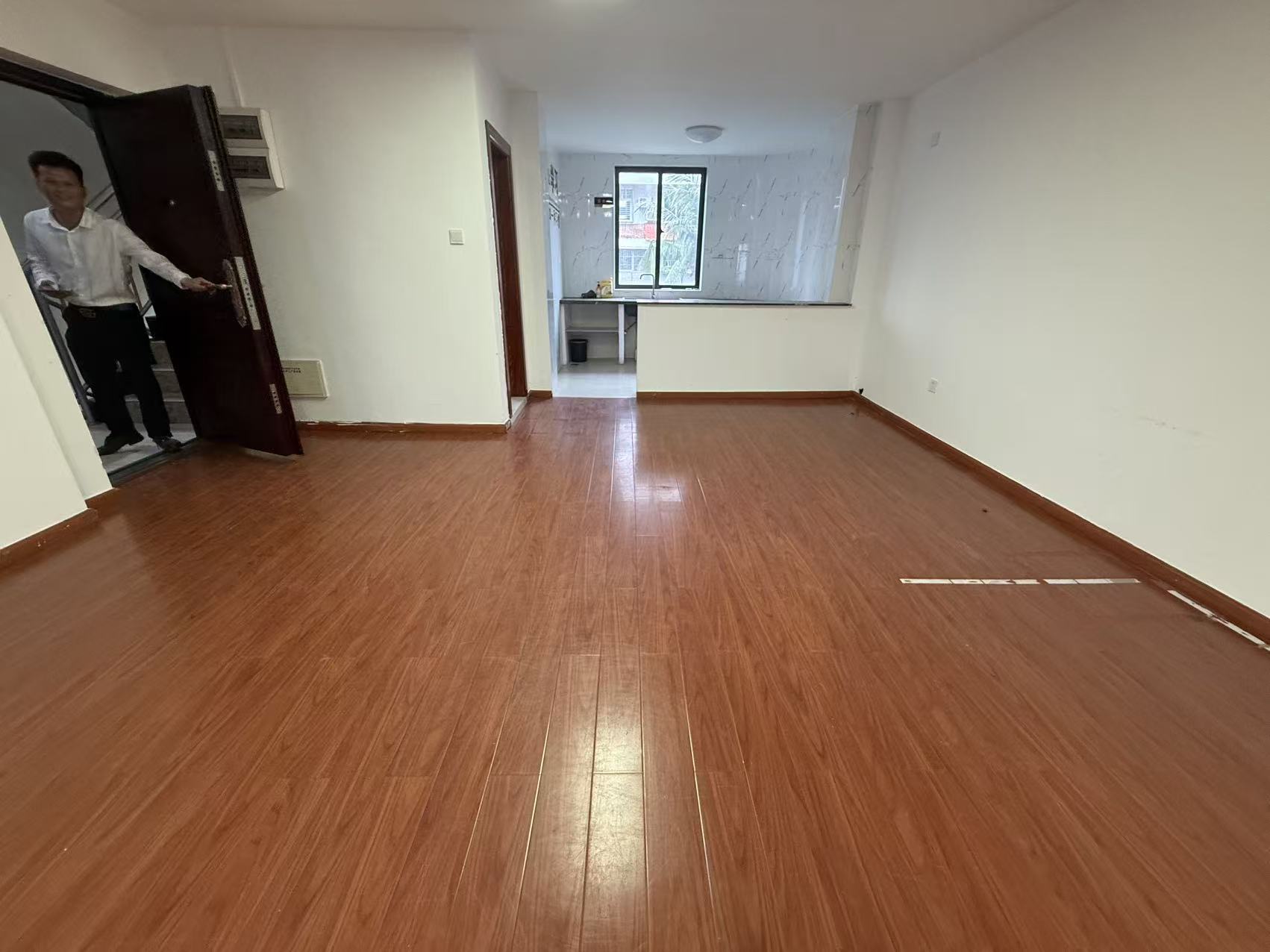 顺发新村 4室2厅2卫 4500.0元/月 顺发新村 4室2厅2卫 4500.0元/月室内图