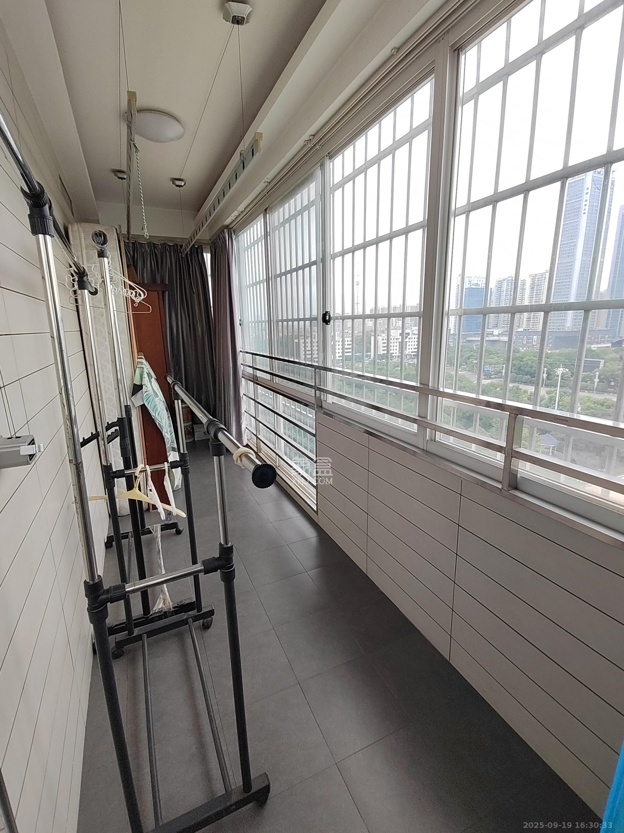 晶华美地  5室2厅2卫    2100.0元/月室内图