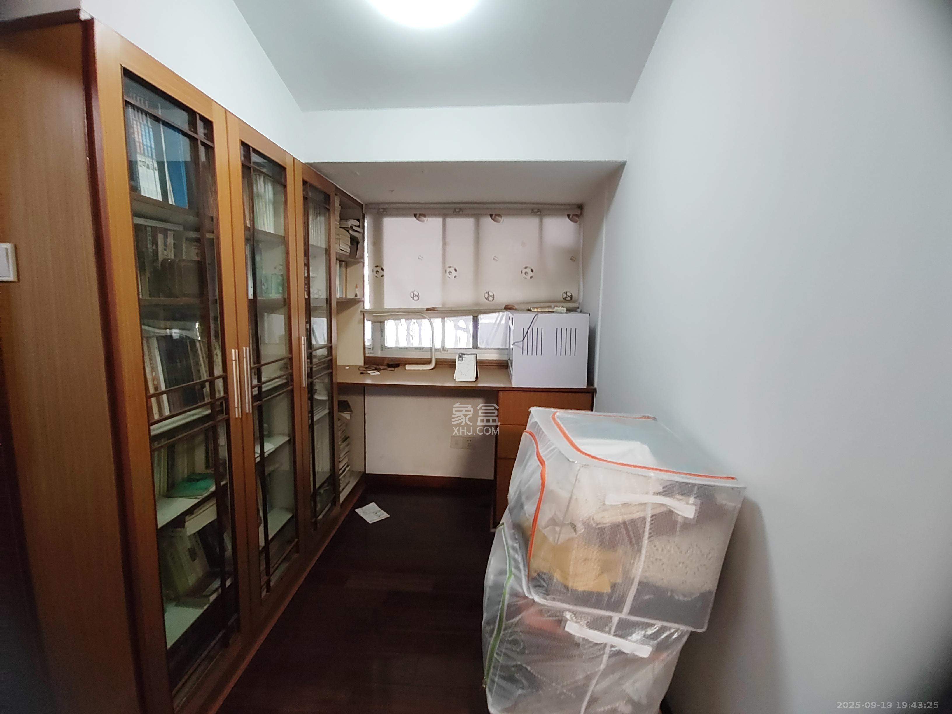 新雅园  3室2厅2卫    2000.0元/月室内图