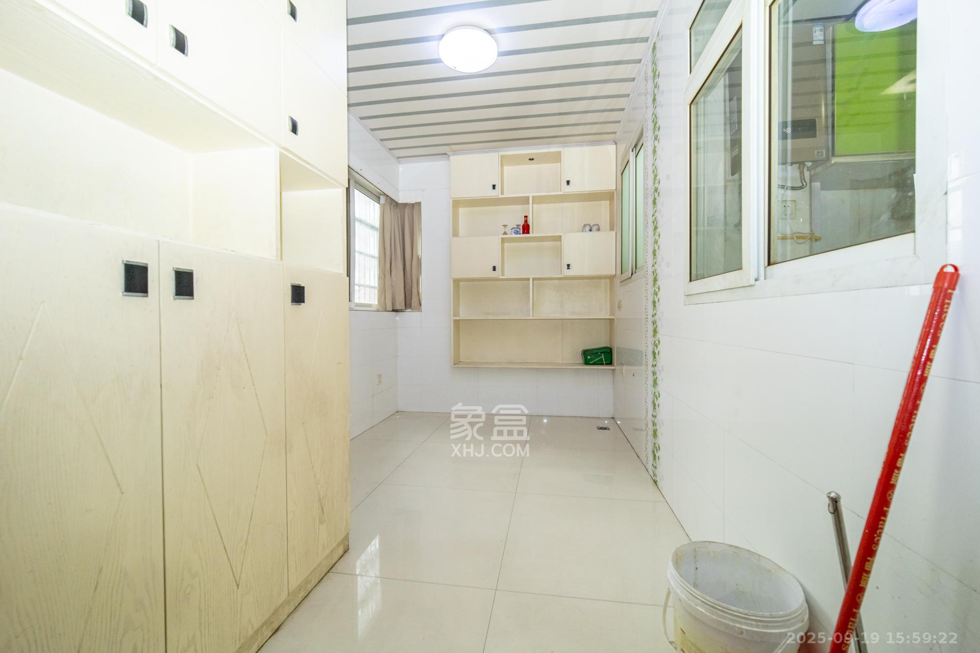 楚天馨苑  3室2厅2卫    68.8万阳台