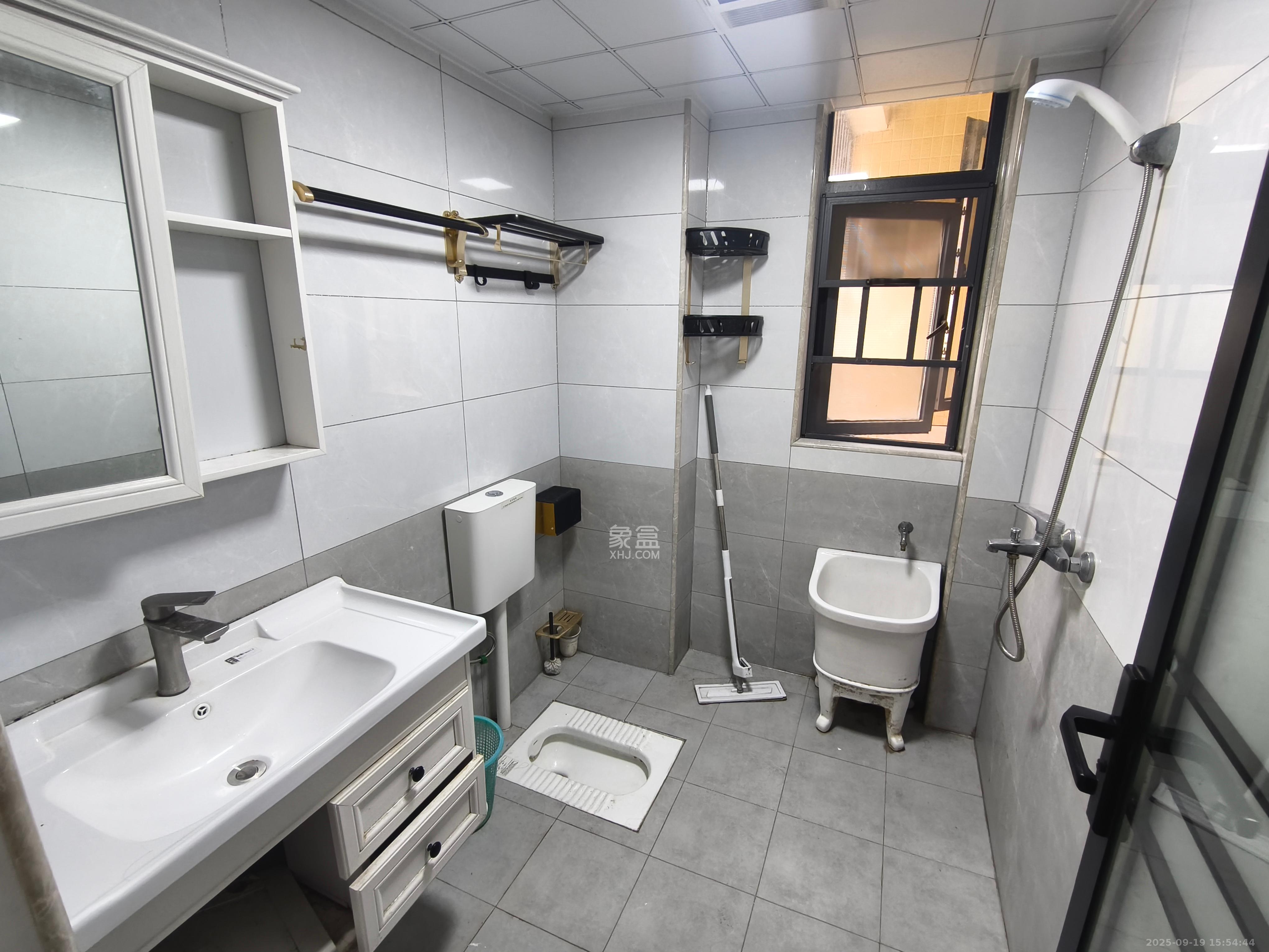 蓝山郡 3室2厅2卫 2400.0元/月 蓝山郡 3室2厅2卫 2400.0元/月室内图