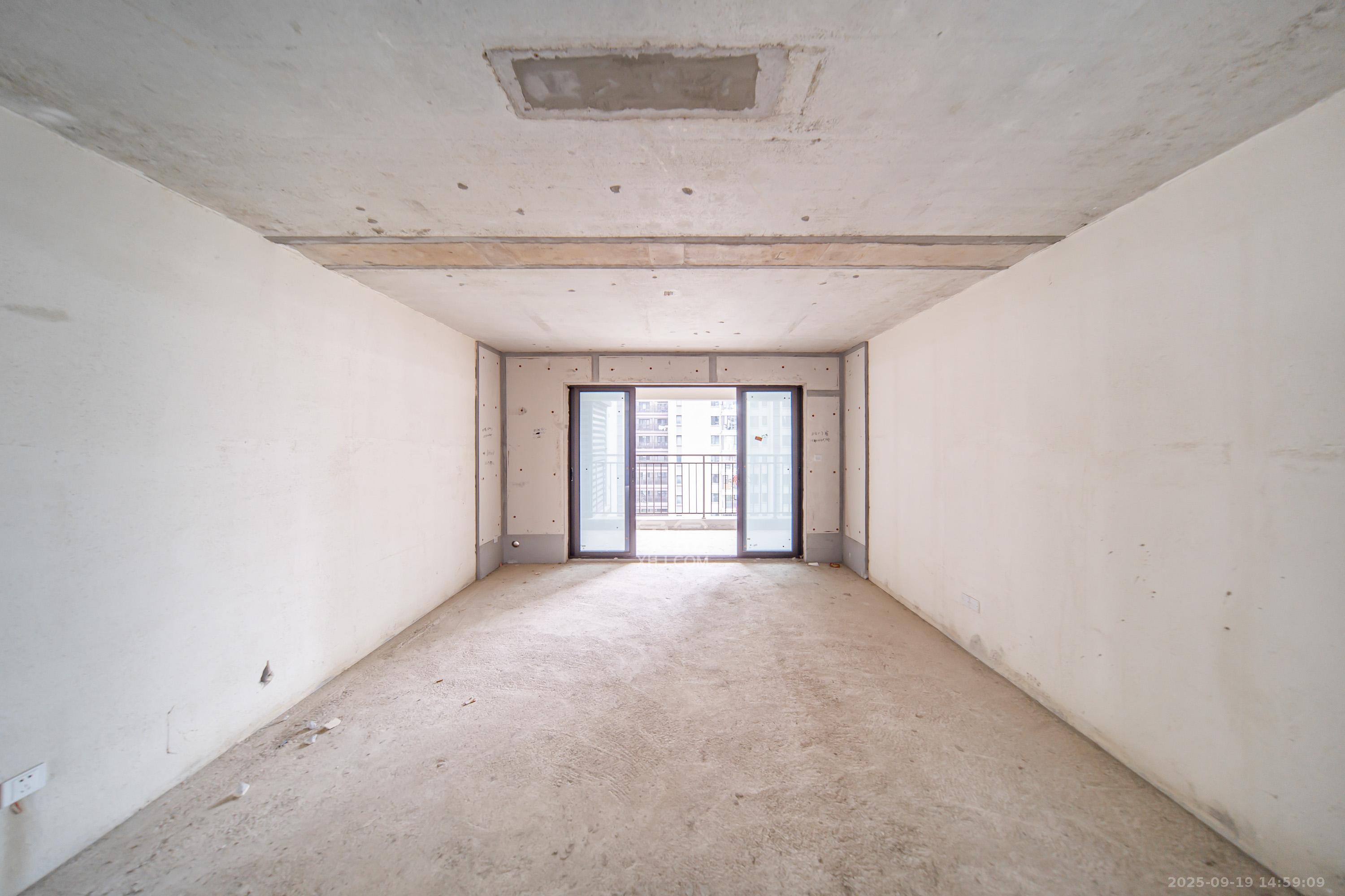 城发恒伟星雅韵(恒伟星辉苑) 4室2厅2卫 188.0万 城发恒伟星雅韵(恒伟星辉苑) 4室2厅2卫 188.0万客厅