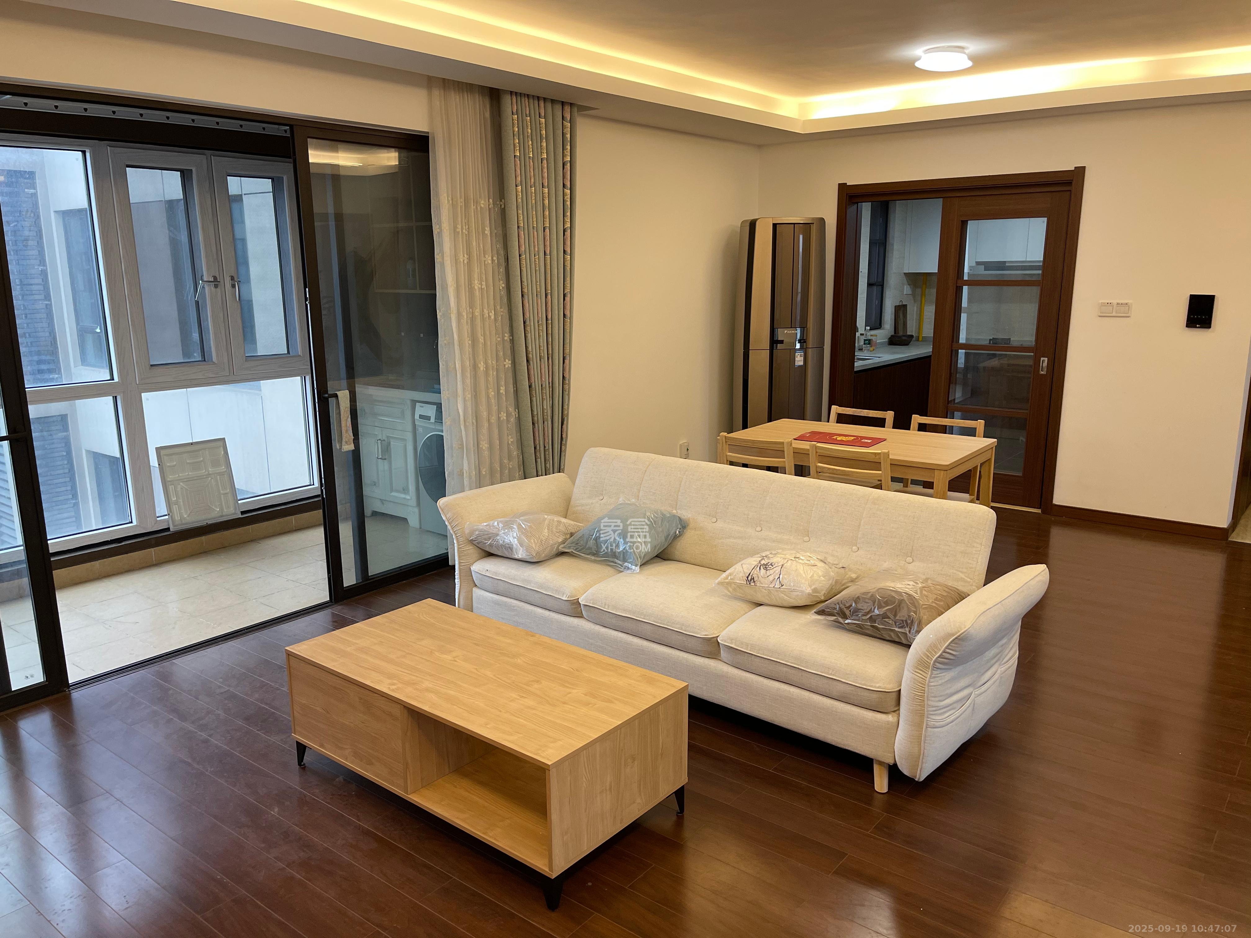 万科里金域国际  4室2厅2卫    4500.0元/月室内图1