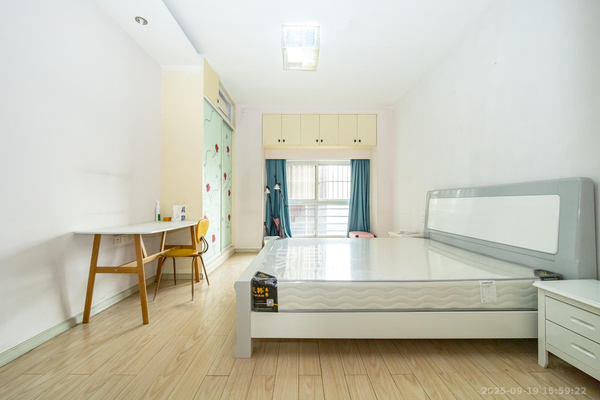 楚天馨苑  3室2厅2卫    68.8万卧室