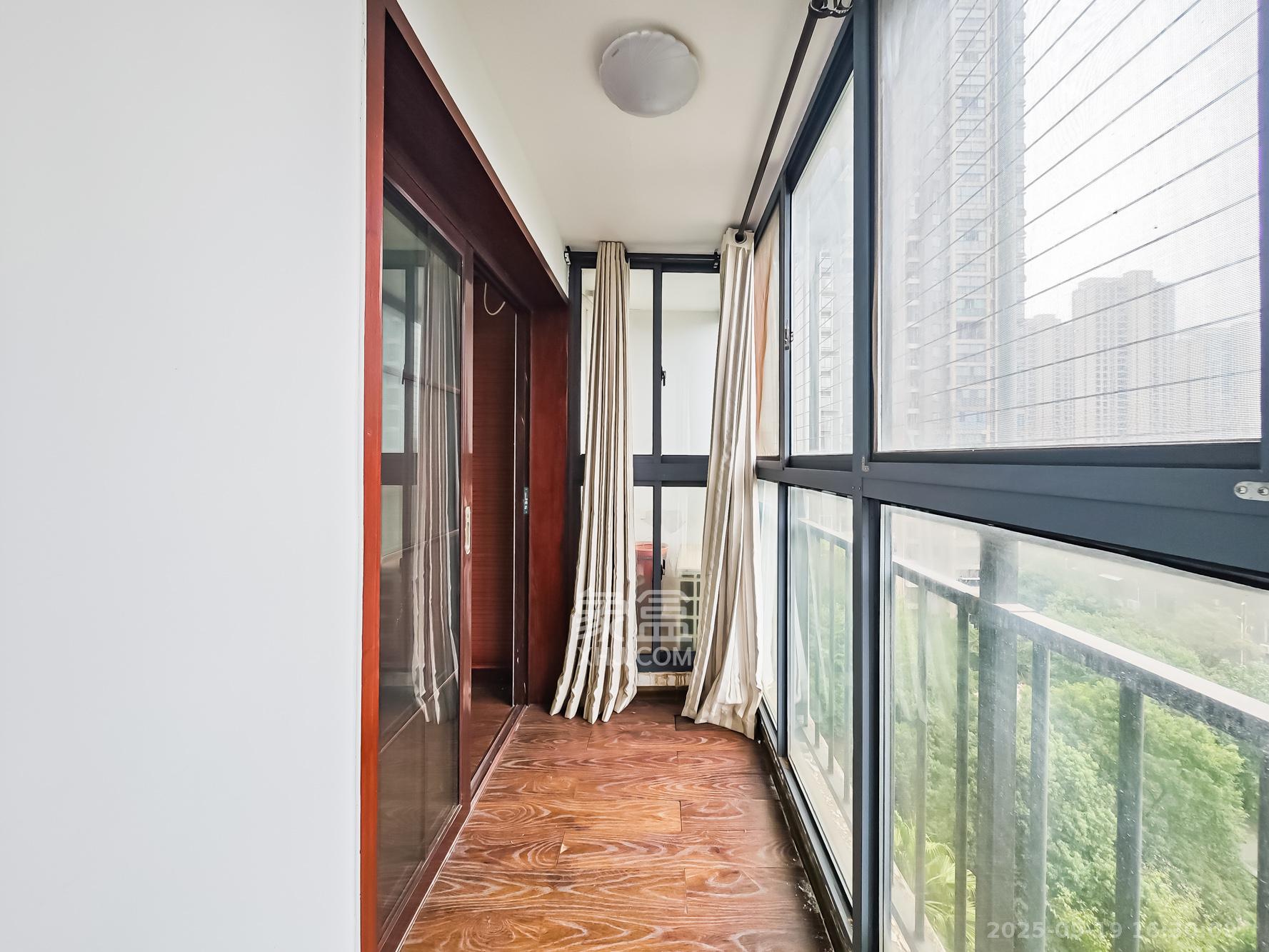 极目楚天 3室2厅2卫 95.0万 极目楚天 3室2厅2卫 95.0万阳台