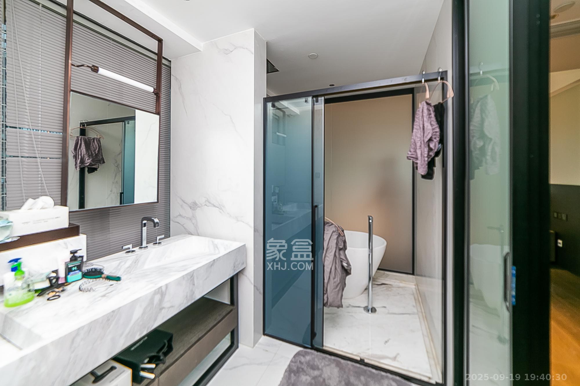 万科紫台 4室2厅3卫 330.0万 万科紫台 4室2厅3卫 330.0万卫生间