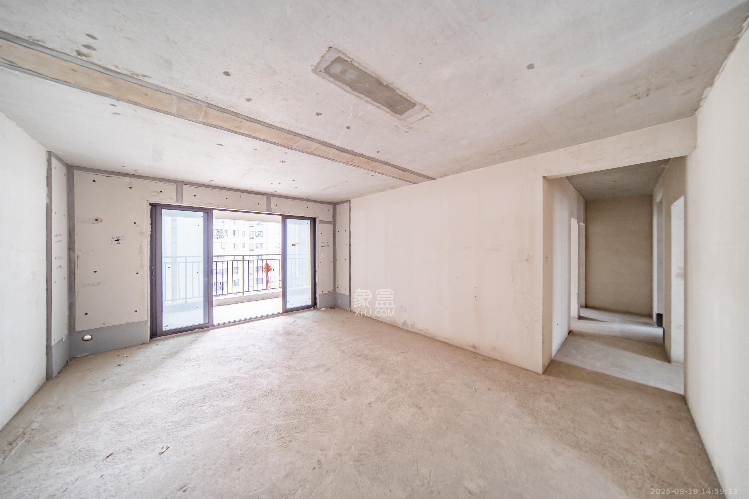 城发恒伟星雅韵(恒伟星辉苑) 4室2厅2卫 188.0万 城发恒伟星雅韵(恒伟星辉苑) 4室2厅2卫 188.0万客厅