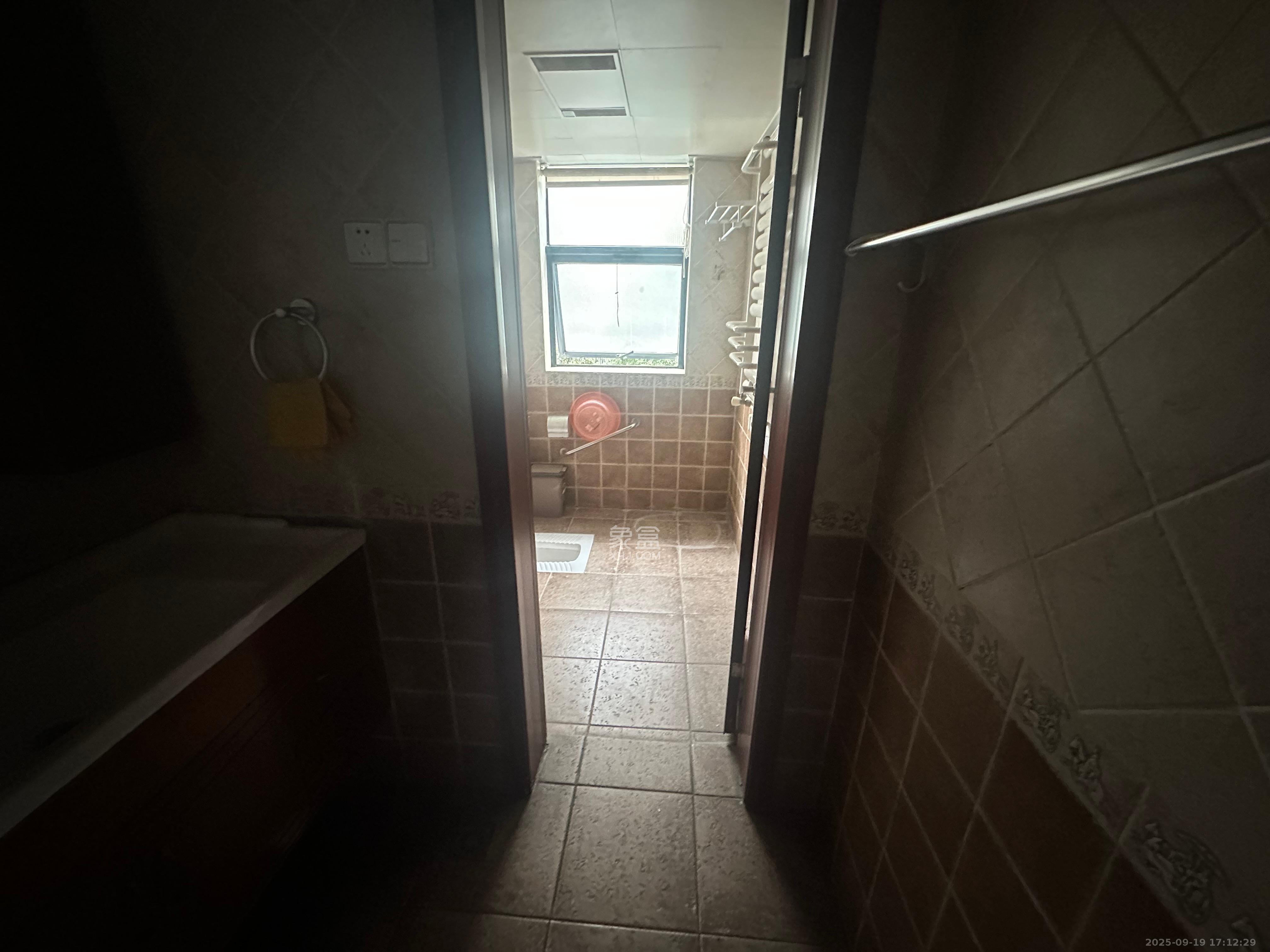 观湖苑(长沙映像) 4室2厅2卫 3500.0元/月 观湖苑(长沙映像) 4室2厅2卫 3500.0元/月室内图