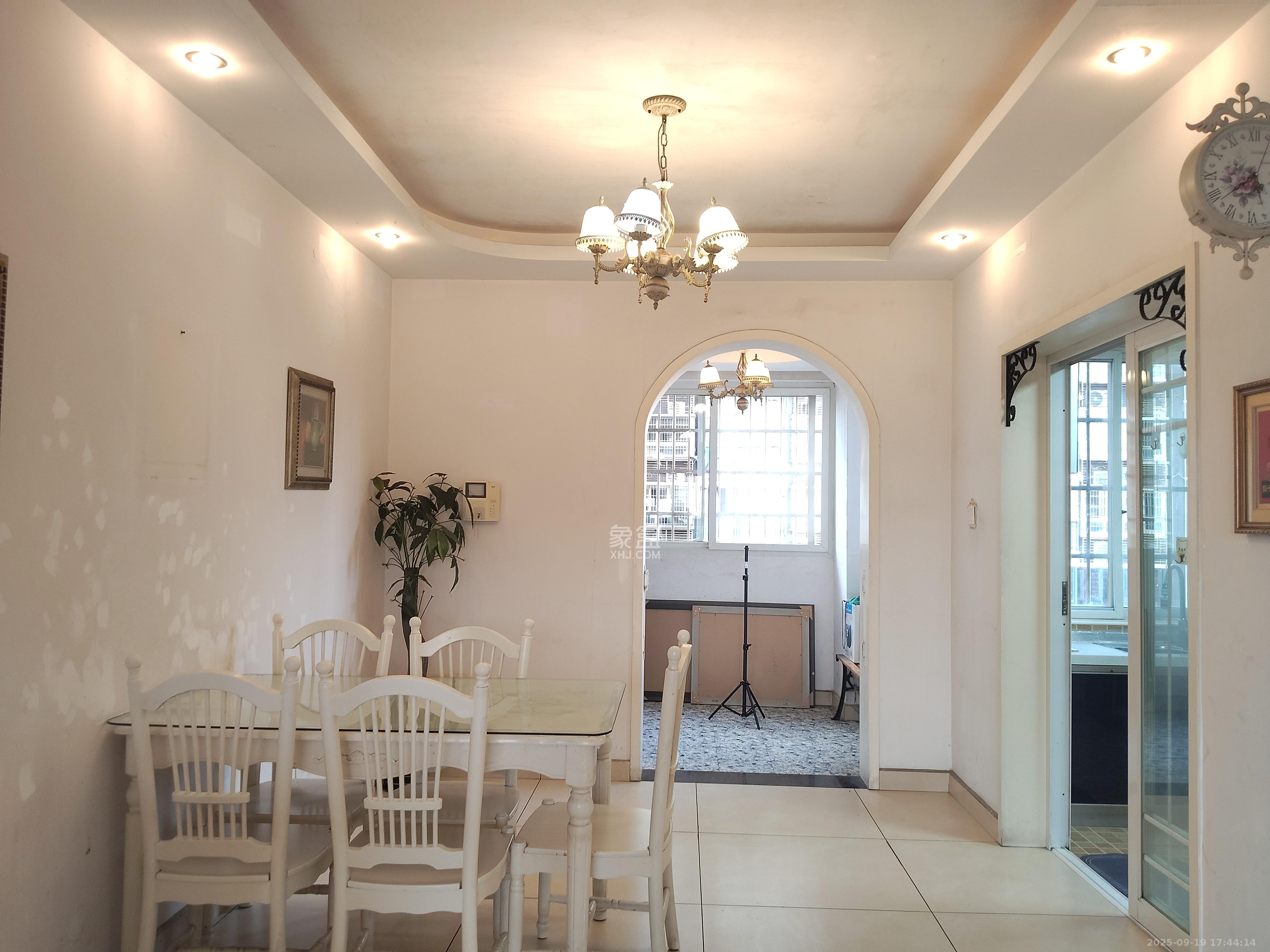 世景华庭 3室2厅2卫 1800.0元/月 世景华庭 3室2厅2卫 1800.0元/月室内图