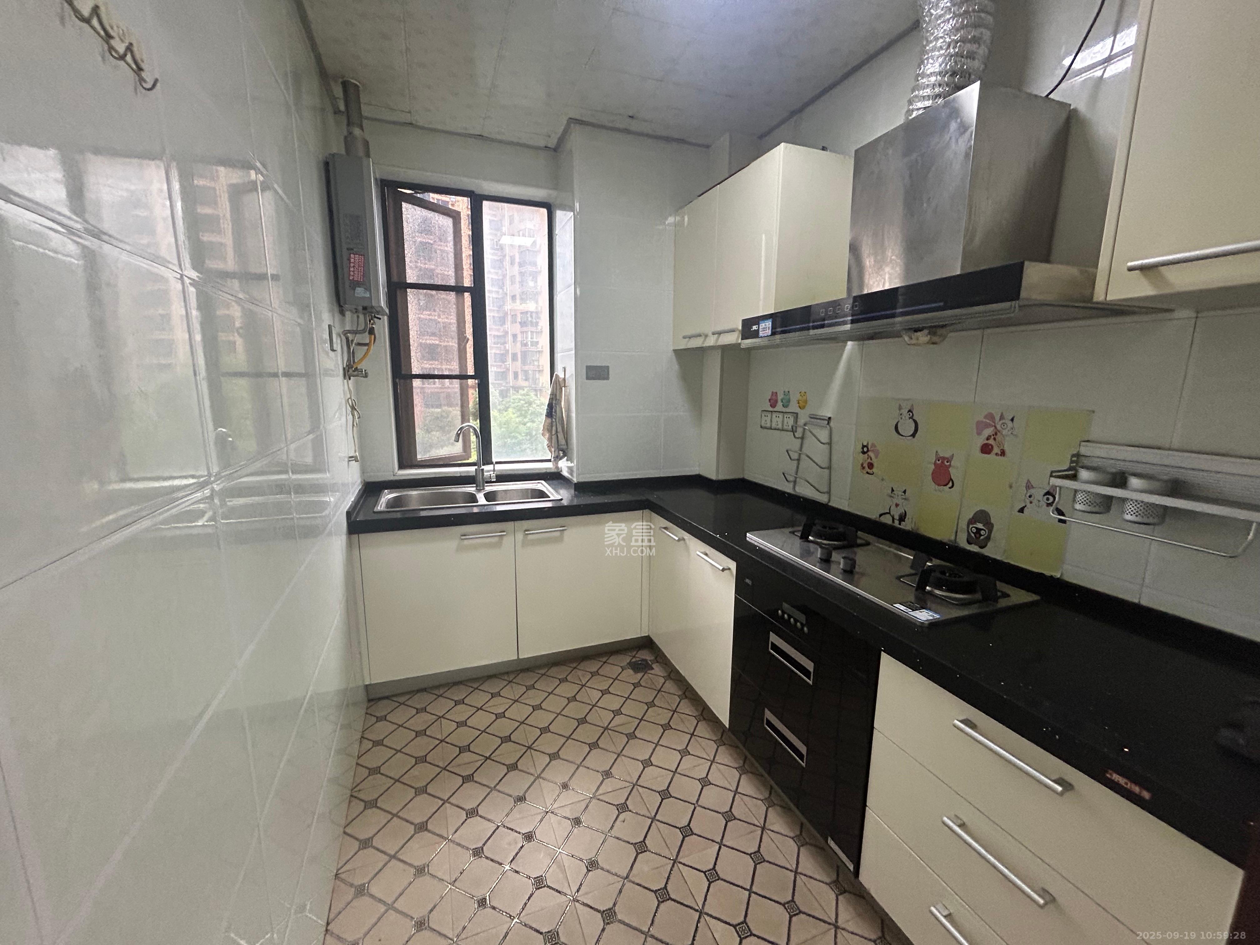 兴威帕克水岸  3室2厅2卫    2400.0元/月室内图