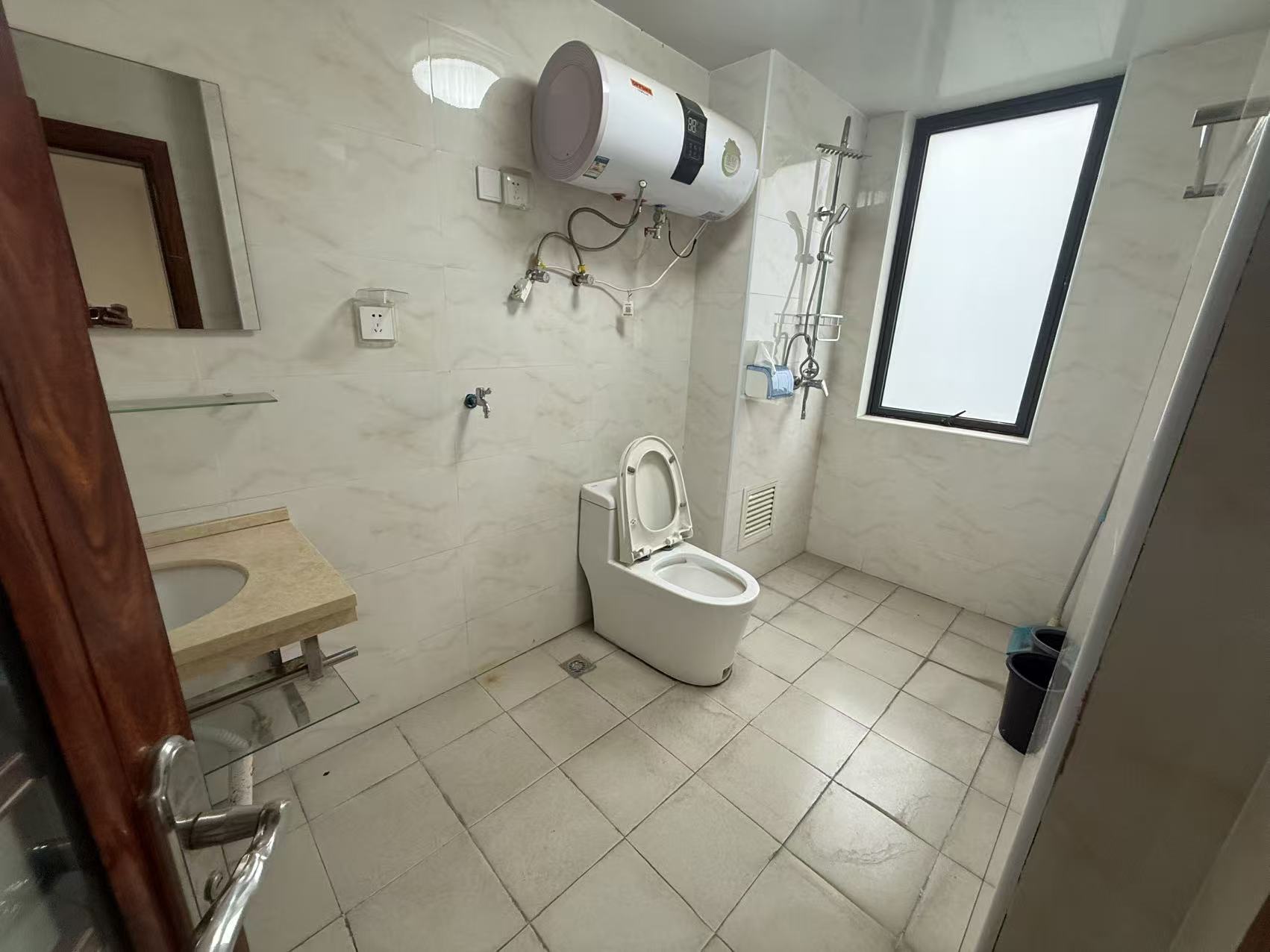 顺发新村 4室2厅2卫 4500.0元/月 顺发新村 4室2厅2卫 4500.0元/月室内图